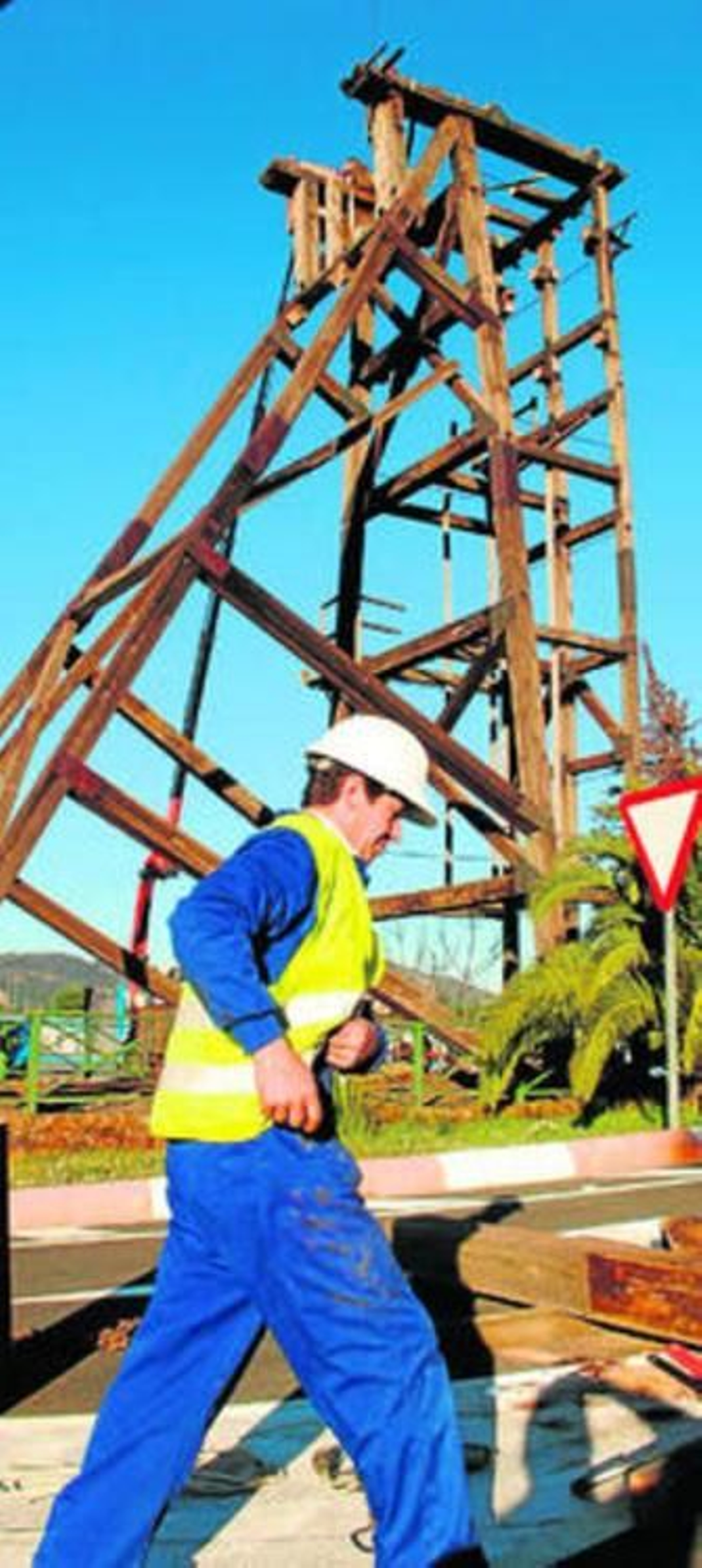 Un operario ya trabajando en la restauración.
