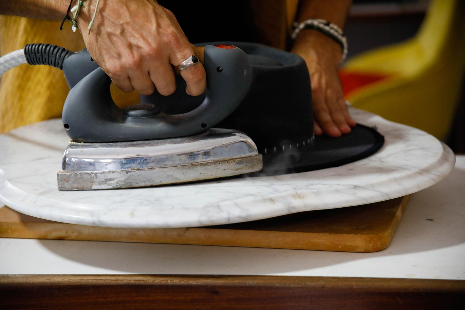 Imágenes del proceso creativo en sombreros de Alejandro Mateo