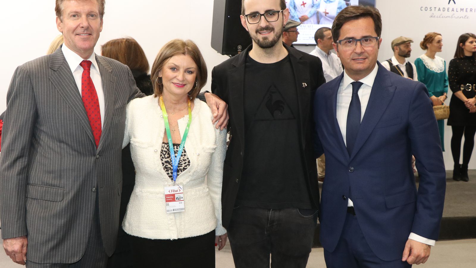 Representación de los premiados, junto a Góngora y la edil de Turismo, Luisa Barranco.