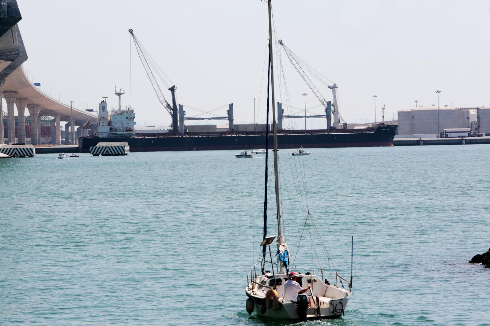 El 'Sam Lion', ayer, al fondo de la imagen, atracado en el Muelle de La Cabezuela de Puerto Real.