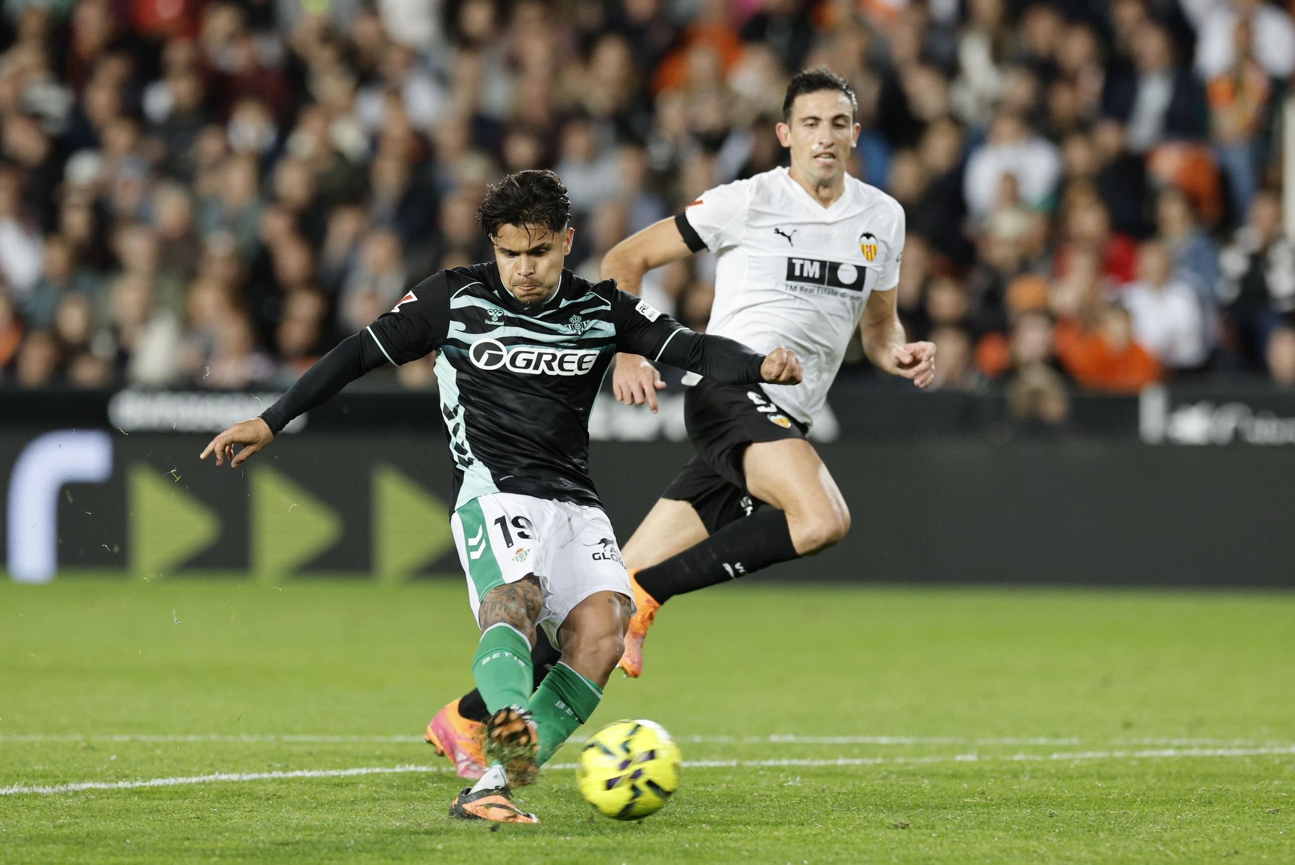 El Betis suma un punto insulso dentro de la electricidad de Mestalla (1-1)