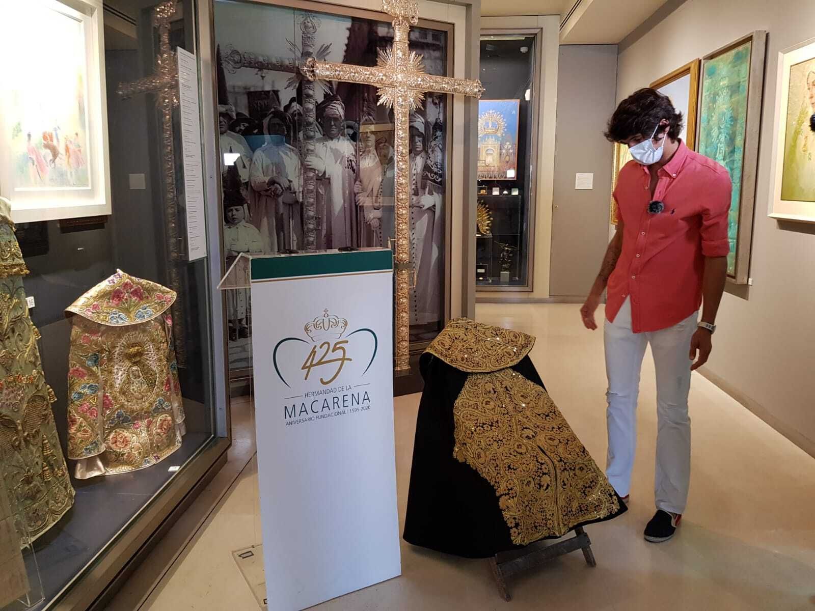 El torero Sebastián Castella junto al capote que ha donado a la Macarena.