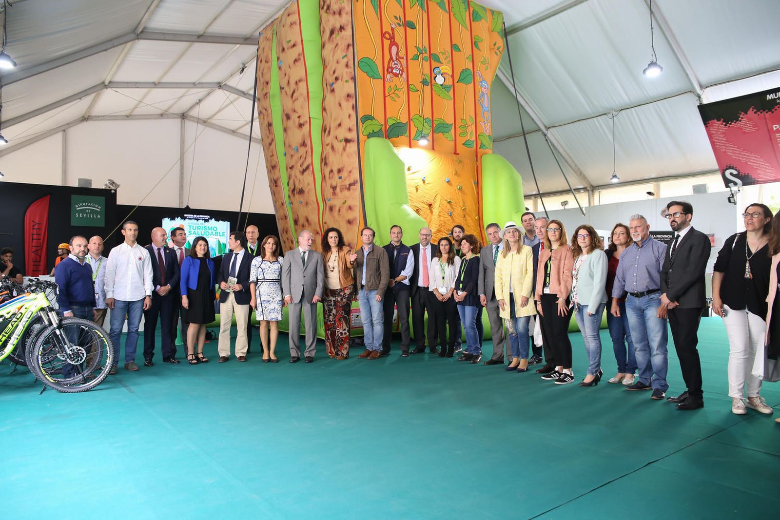 Rodríguez Villalobos, ayer en la inauguración de la II Feria de Turismo Saludable en el patio de la Diputación.