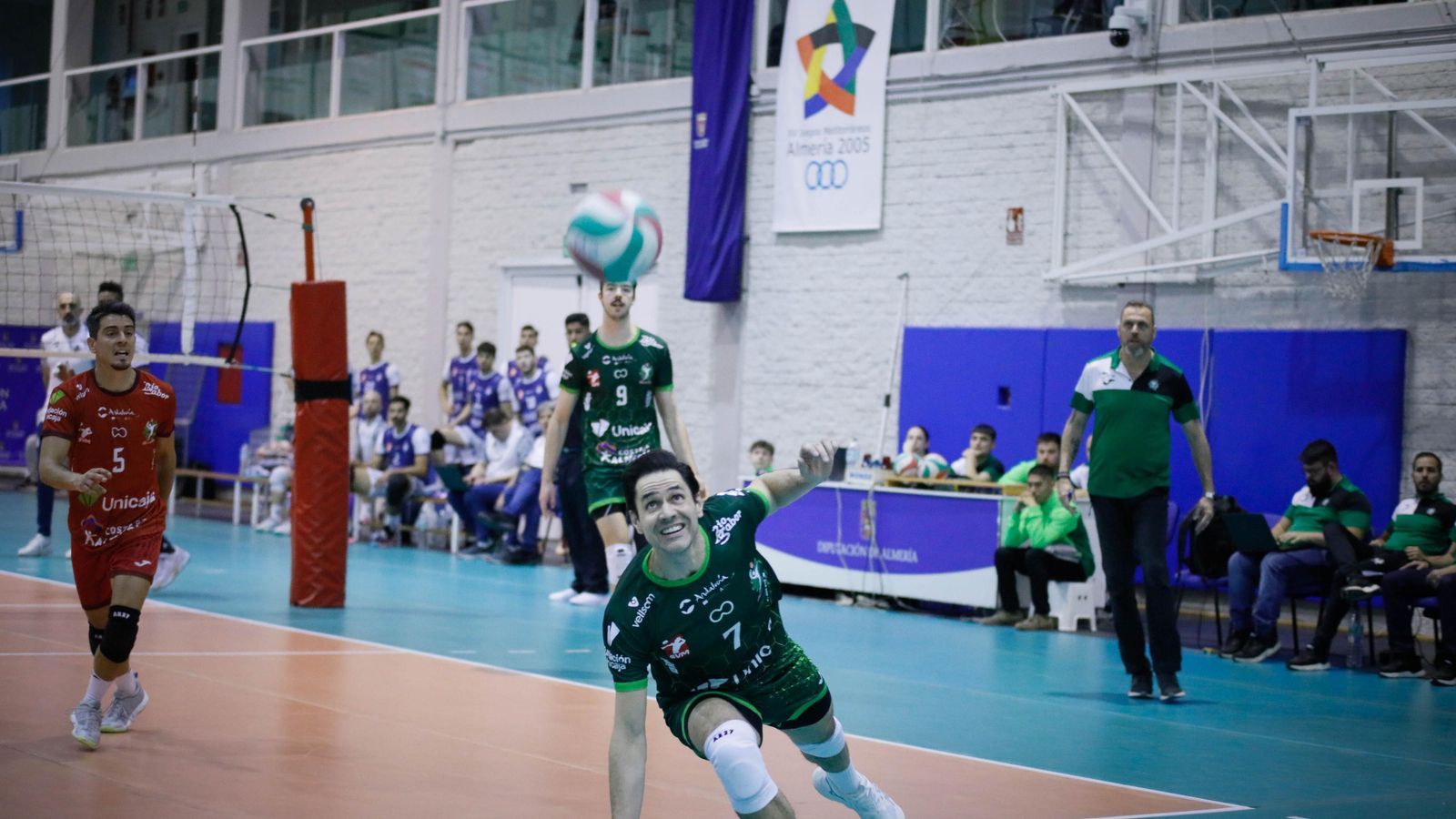 Paulo Renan trata de salvar un bola durante el encuentro ante los valencianos.