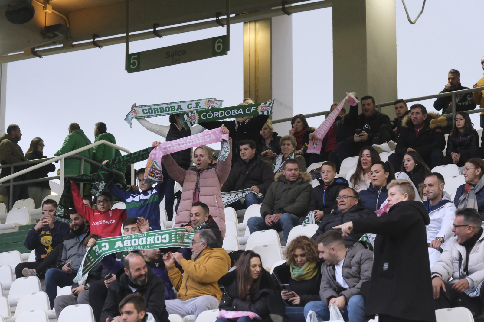 Las imágenes del ambiente en El Arcángel para el Córdoba CF - Balona