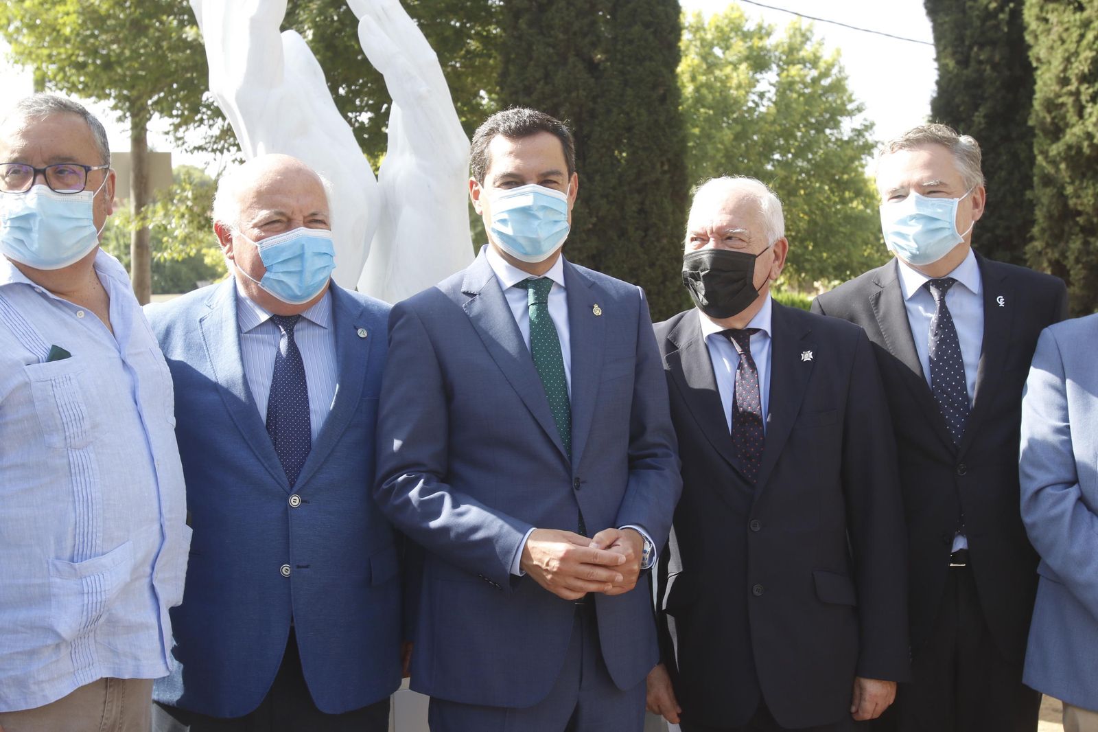 La escultura en honor a los sanitarios en Córdoba, en fotos