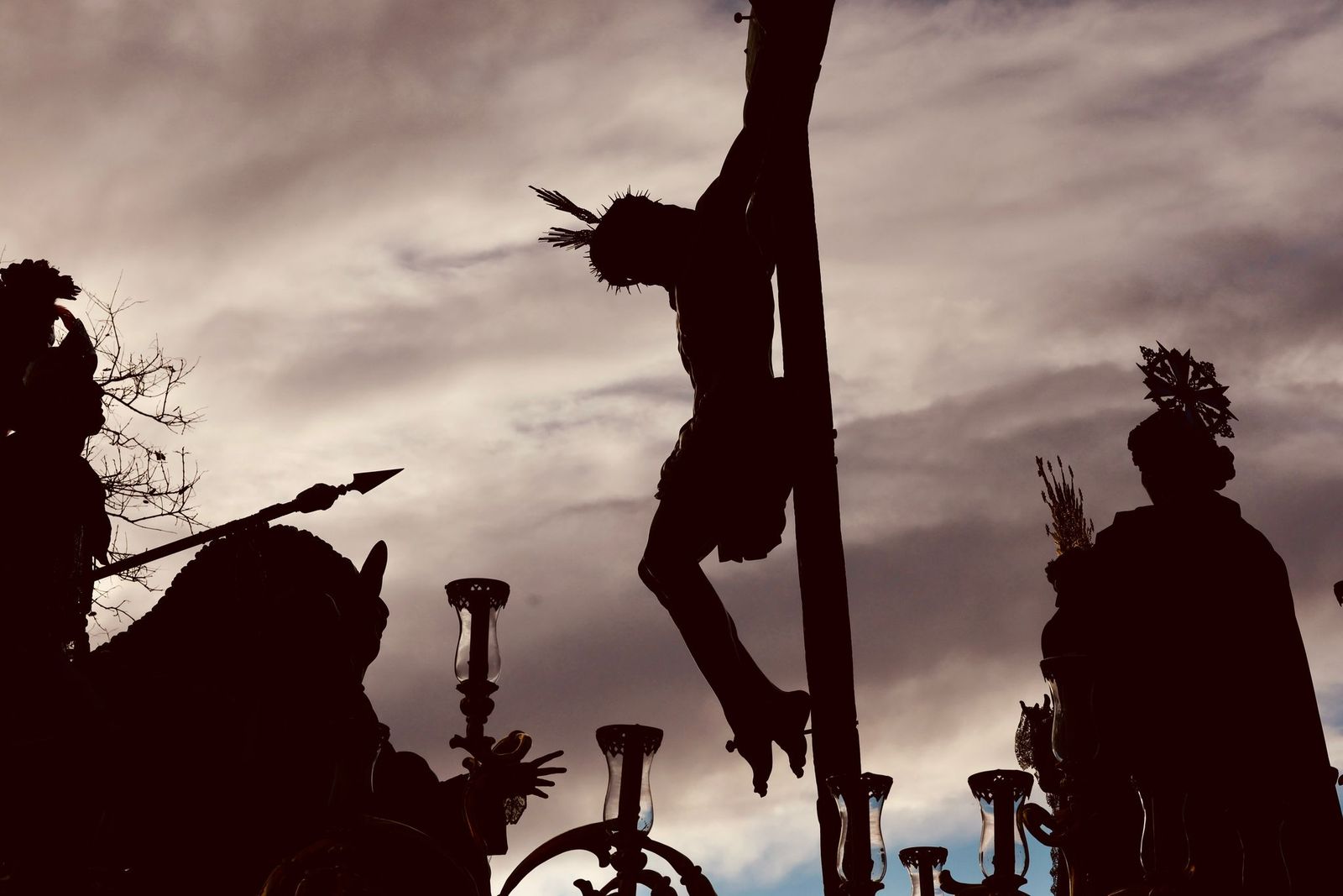 Imágenes de La Lanzada y la Virgen de los Dolores este Martes Santo en Huelva