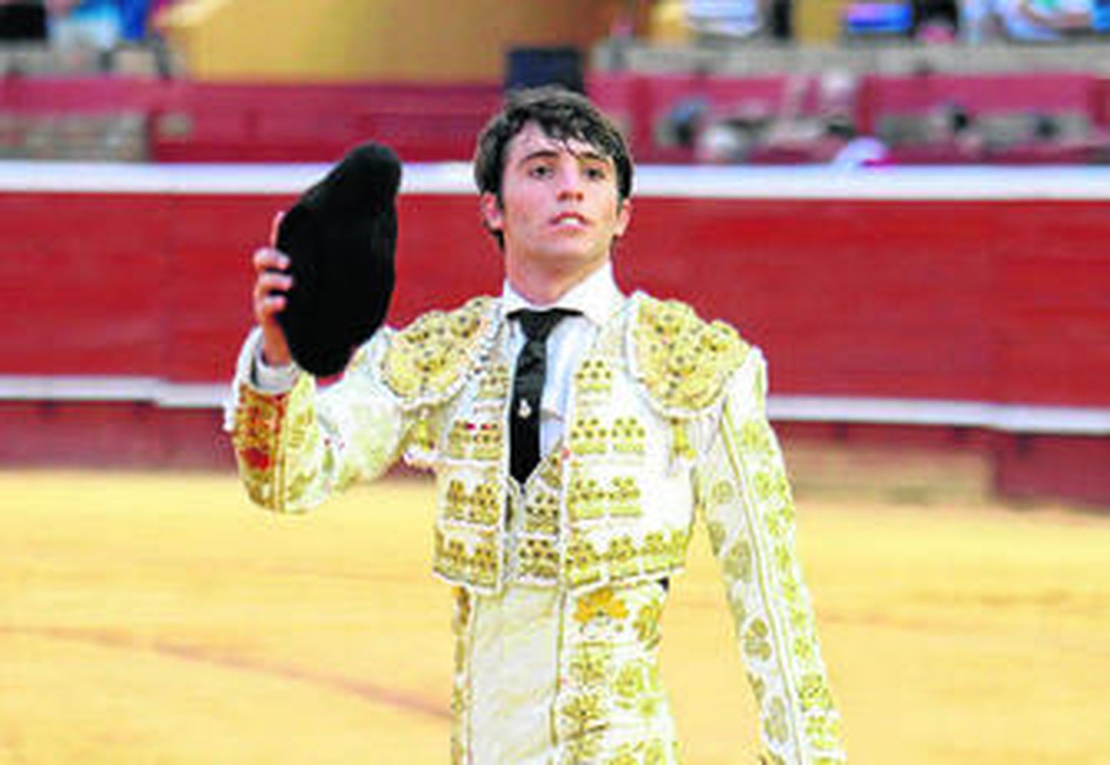 El sevillano Rafael Serna no consiguió premio debido al desacierto con los aceros en la primera de la Feria de Lima.