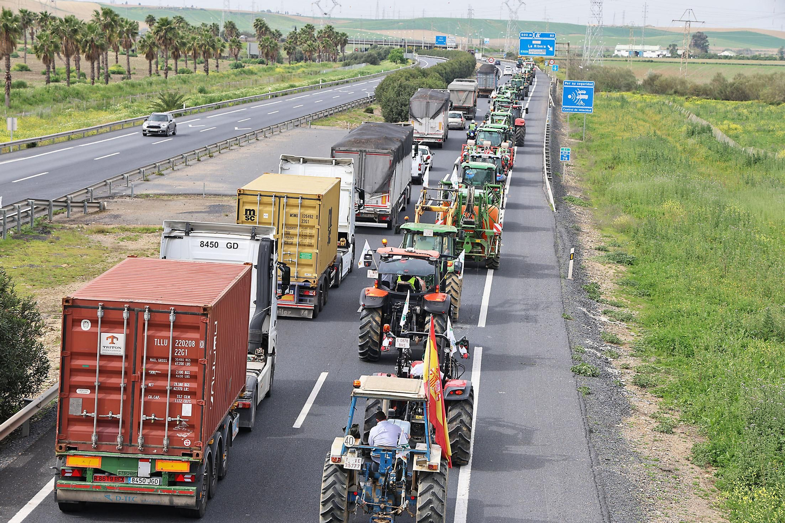 Imágenes de la multitudinaria tractorada de los agricultores en Huelva
