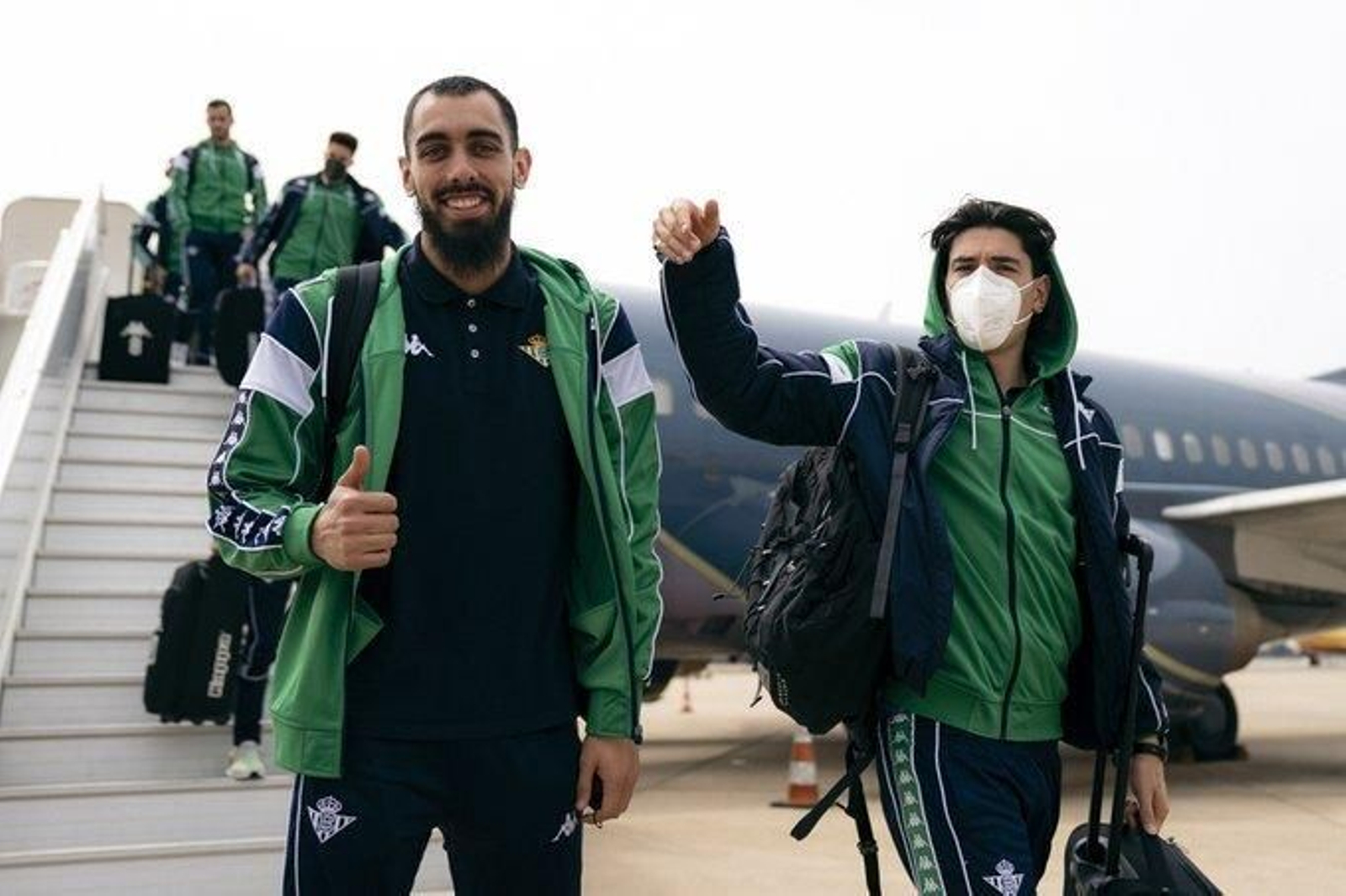 Borja Iglesias, con Bellerín, en la llegada del Betis procedente de Fráncfort.