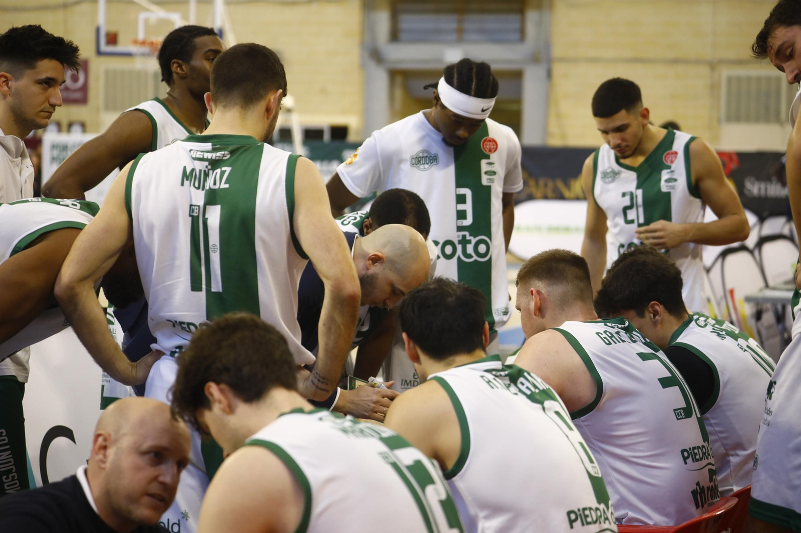 Las mejores fotos del ambiente en Vista Alegre para el Coto Córdoba - UDEA Algeciras