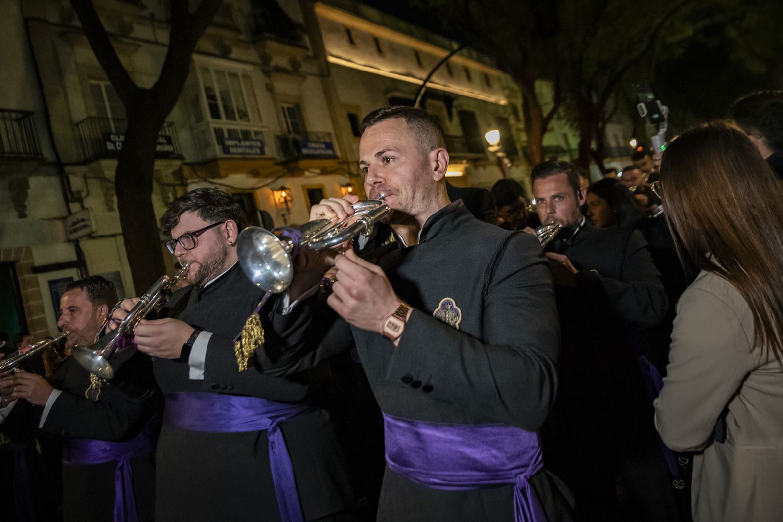 Multitudinario pasacalles de la Banda de las Cigarreras por el centro de Jerez