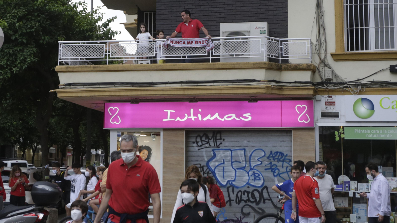 Mucha  presencia policial en el entorno del Sanchez Pizjuán  durante el derbi