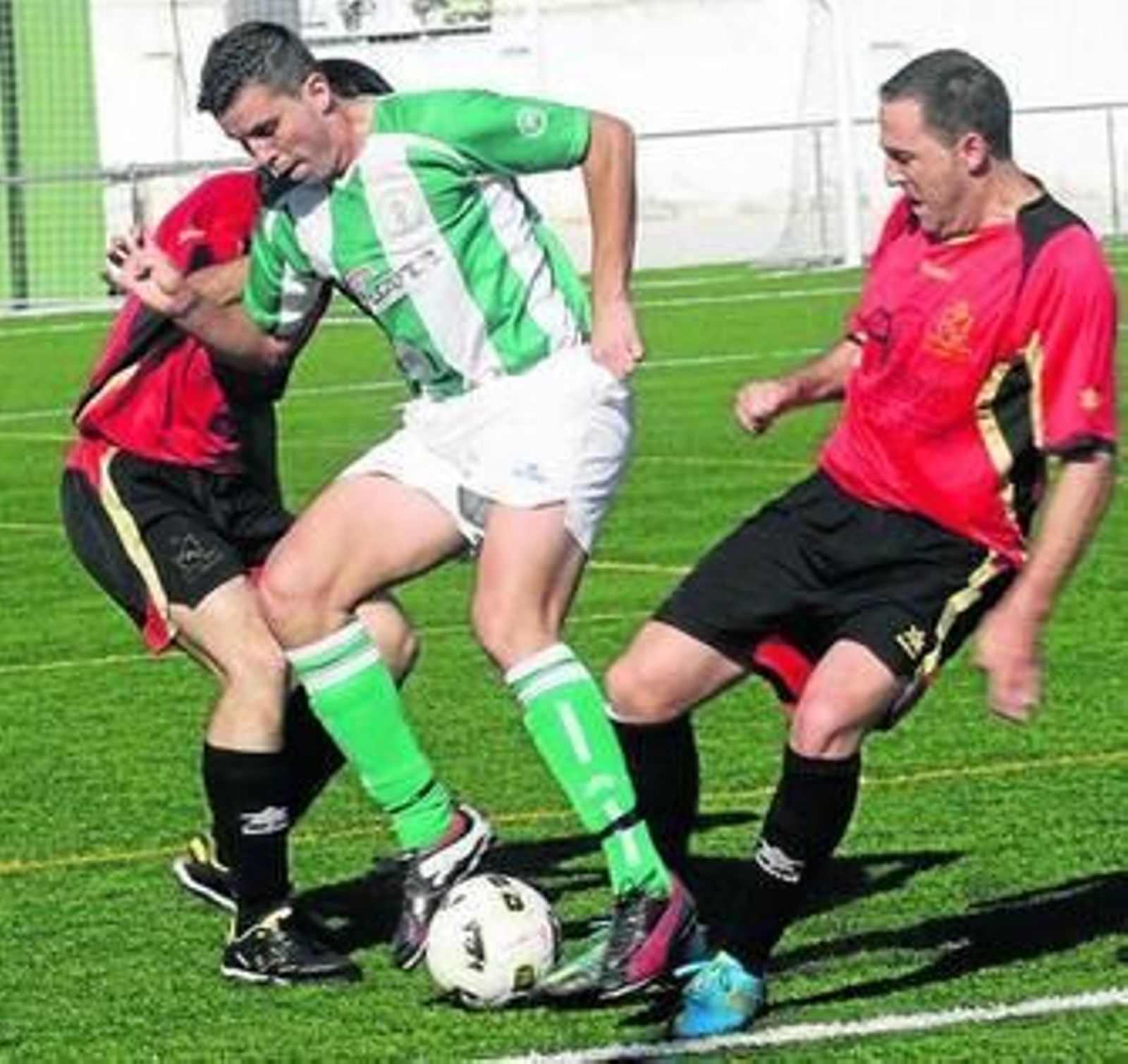 El veterano Diego Maldonado presiona a un jugador del Viator.
