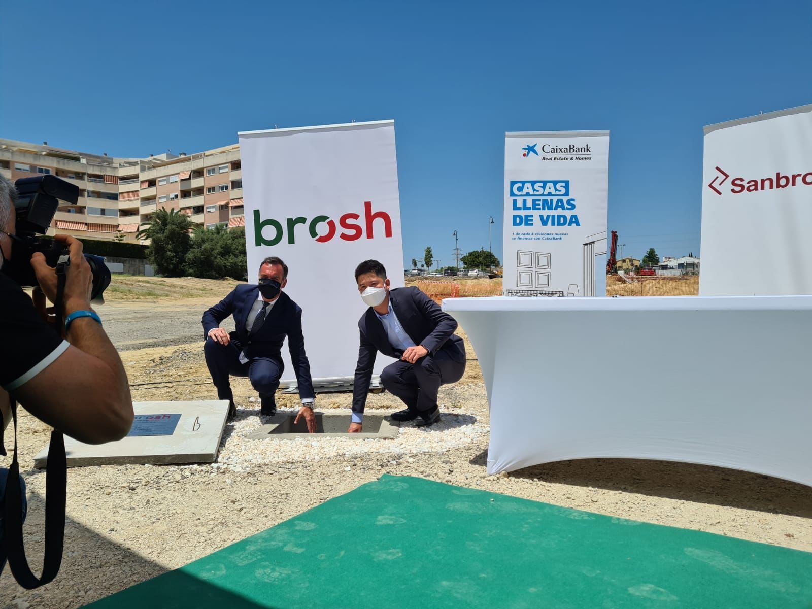 Acto de colocación de la primera piedra de la promoción 'SuiteMijas'.