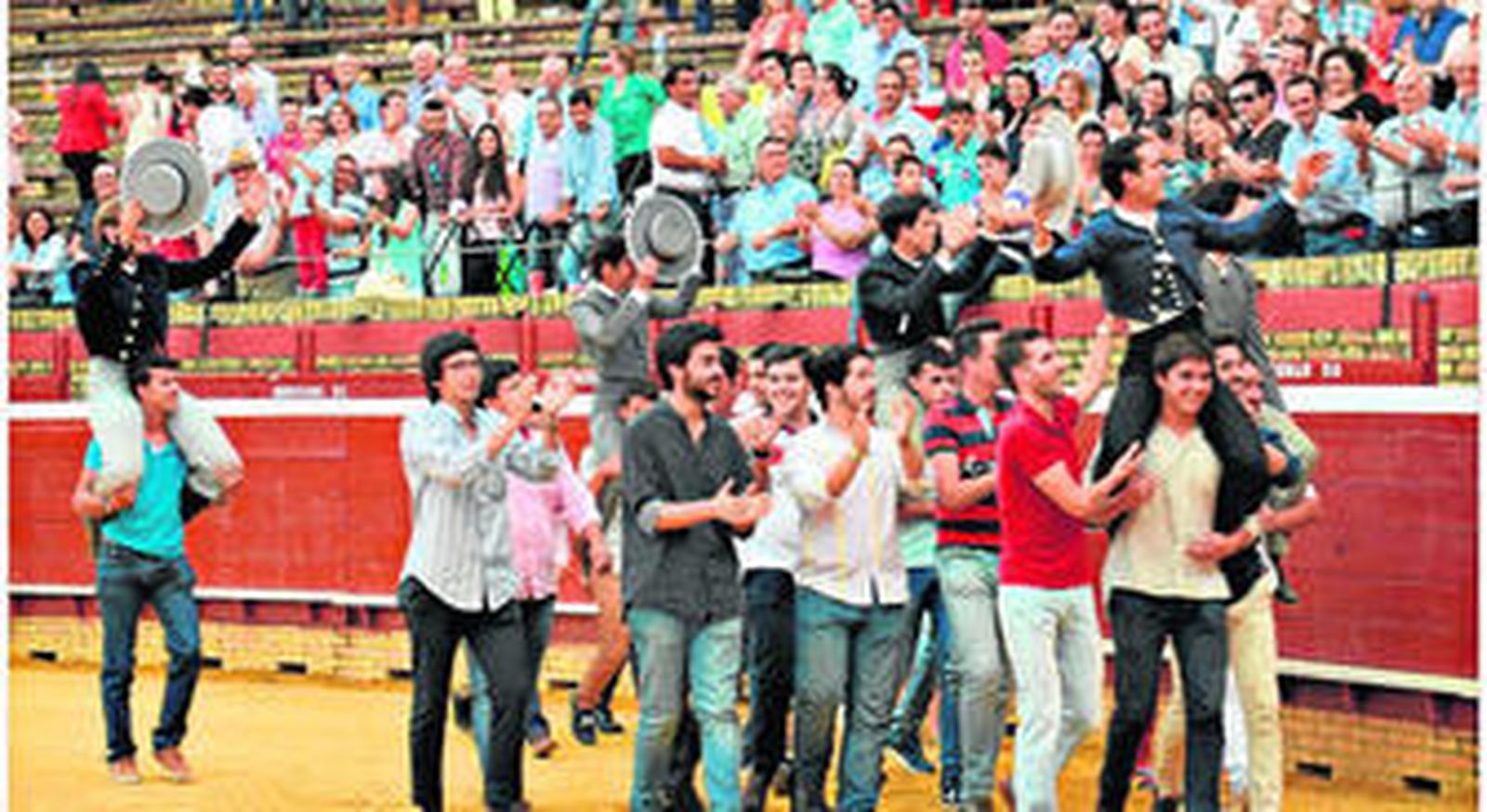 Toreros a hombros camino de la Puerta Grande al finalizar el festejo, señal de que la tarde fue bien.