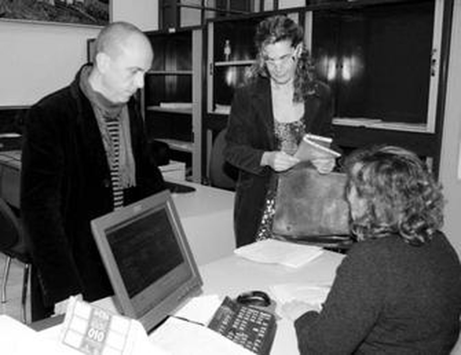 Los vecinos presentaron ayer el escrito y las firmas en el Ayuntamiento.