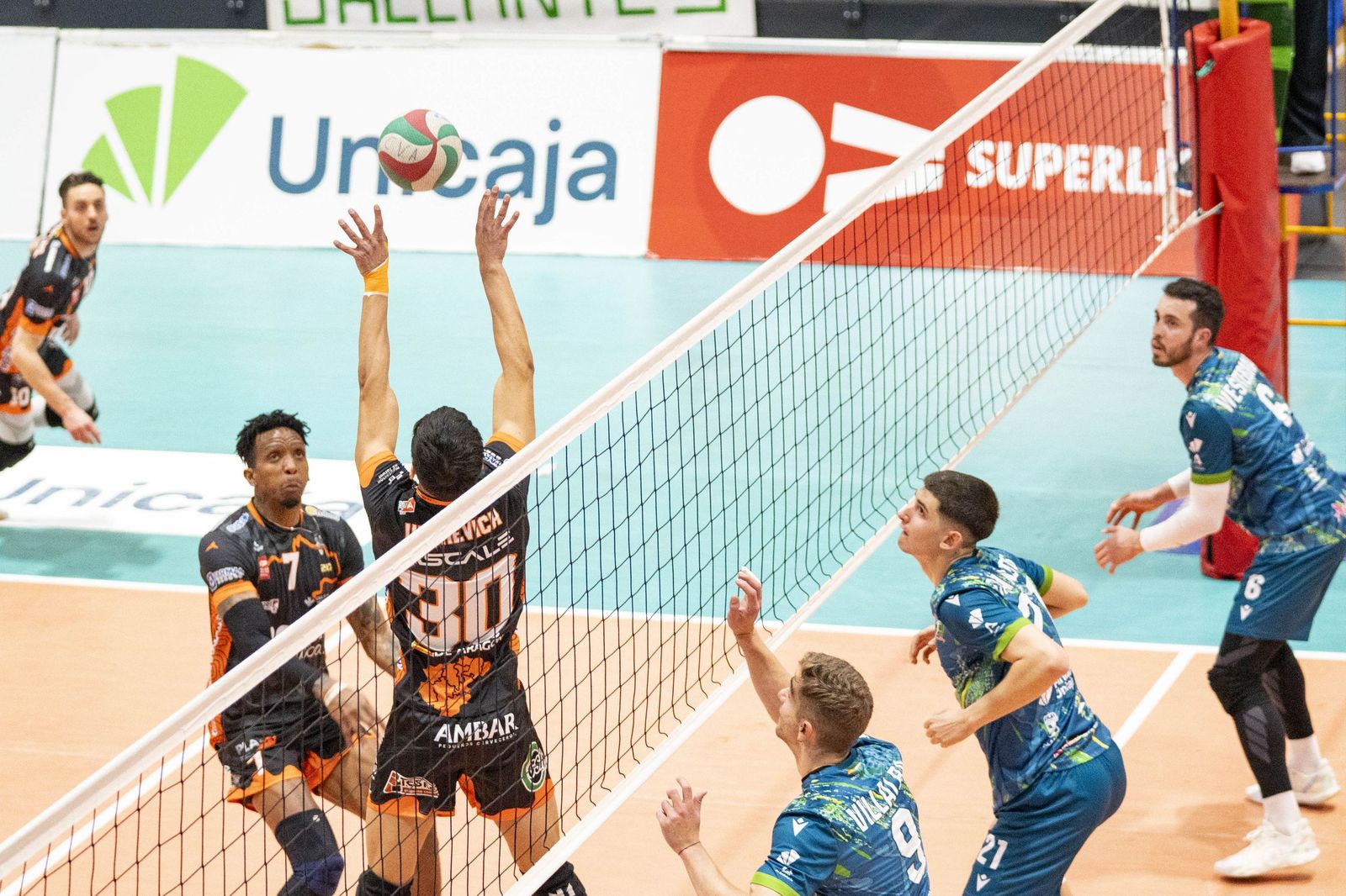 Las imágenes del partido entre Unicaja Costa de Almería y Pamesa Teruel de Superliga de voleibol