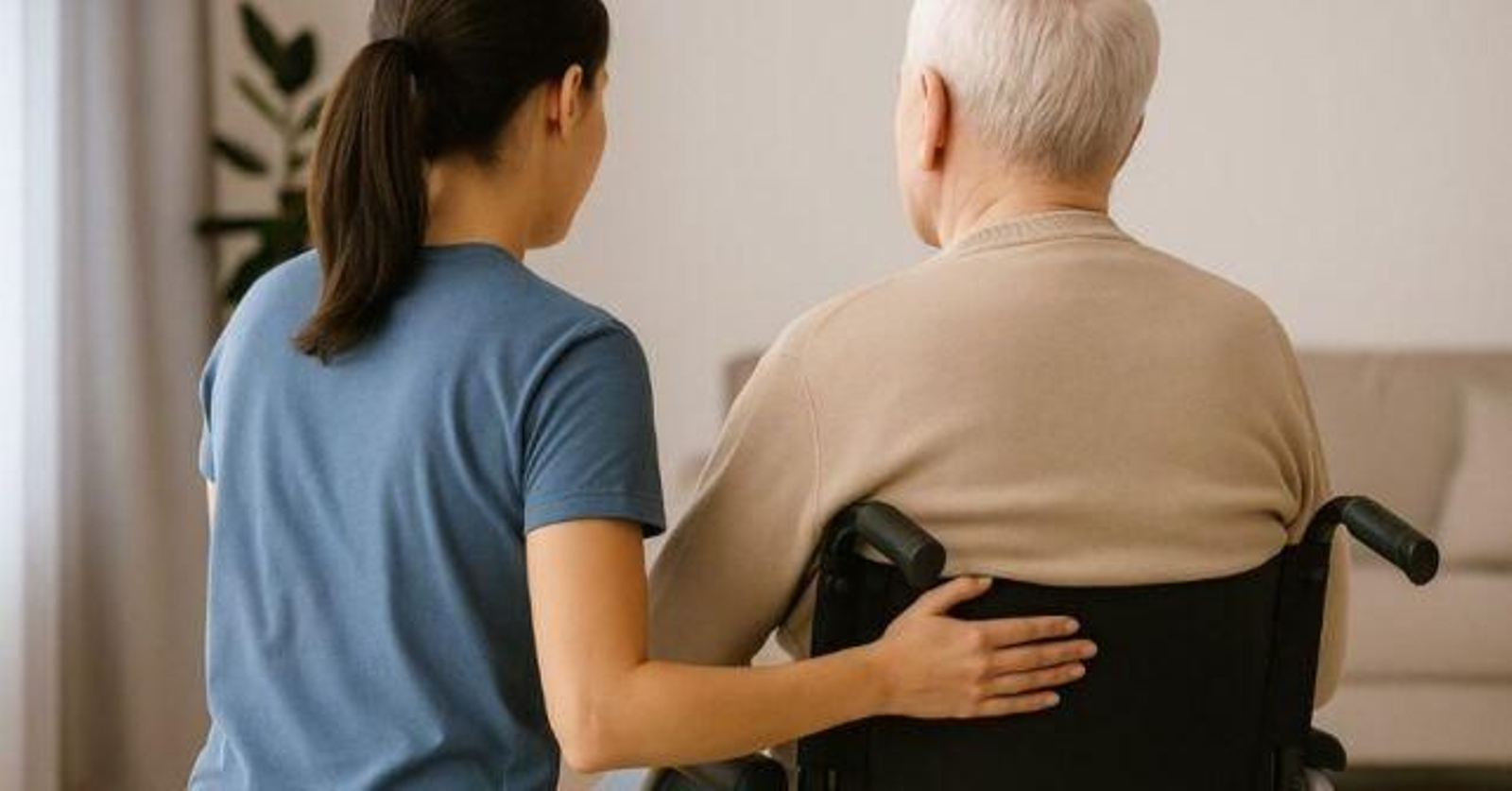 Una trabajadora con una persona mayor.