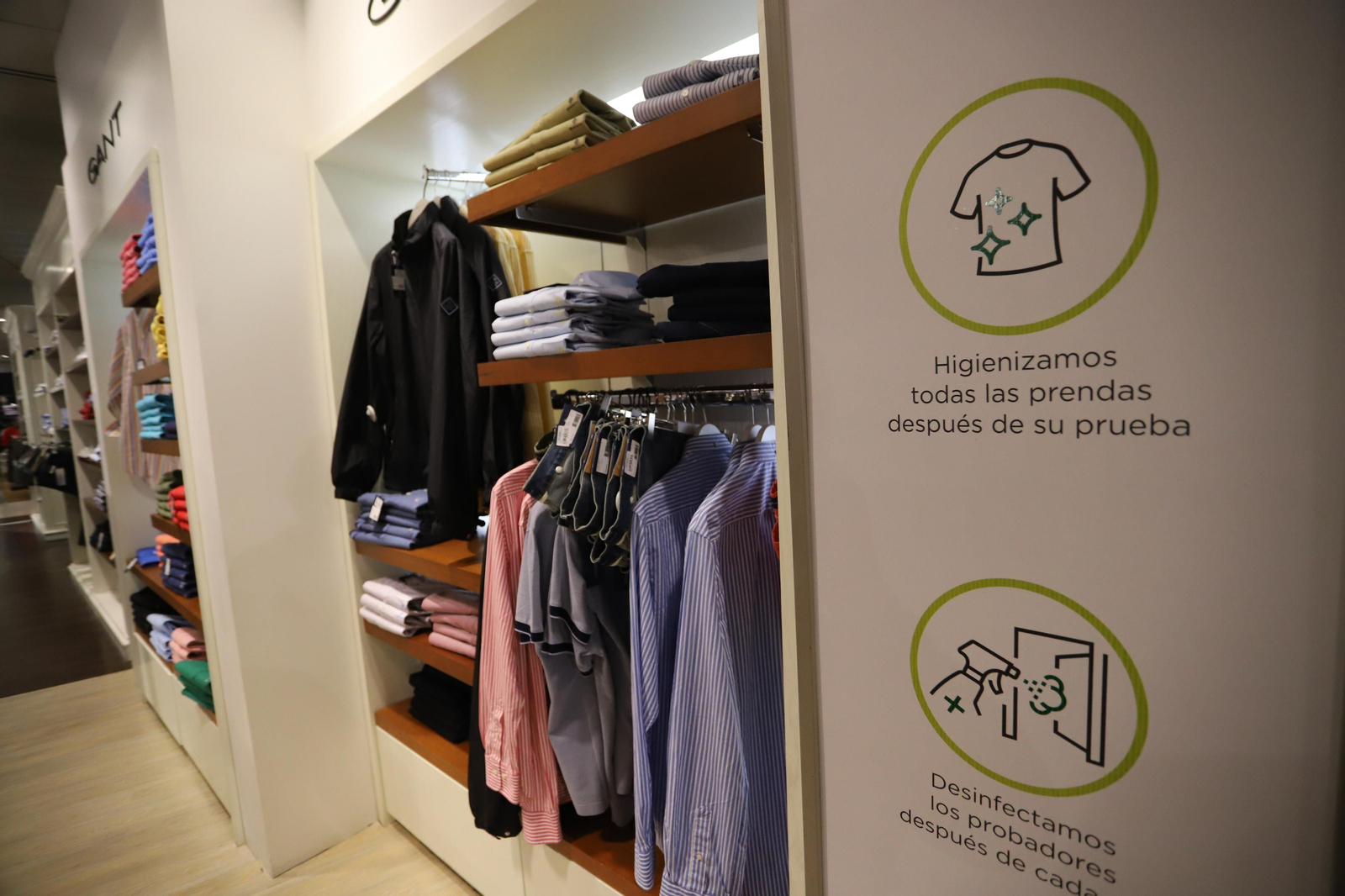 Imágenes del Corte Ingles retomando su actividad en la fase dos de la desescalada en Huelva