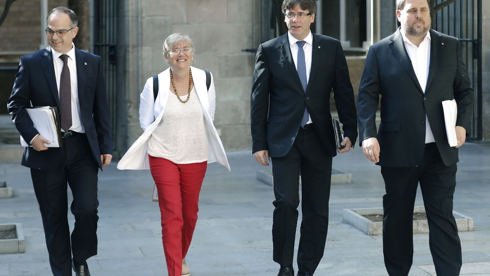 Carles Puigdemont (i) y Oriol Junqueras (d).