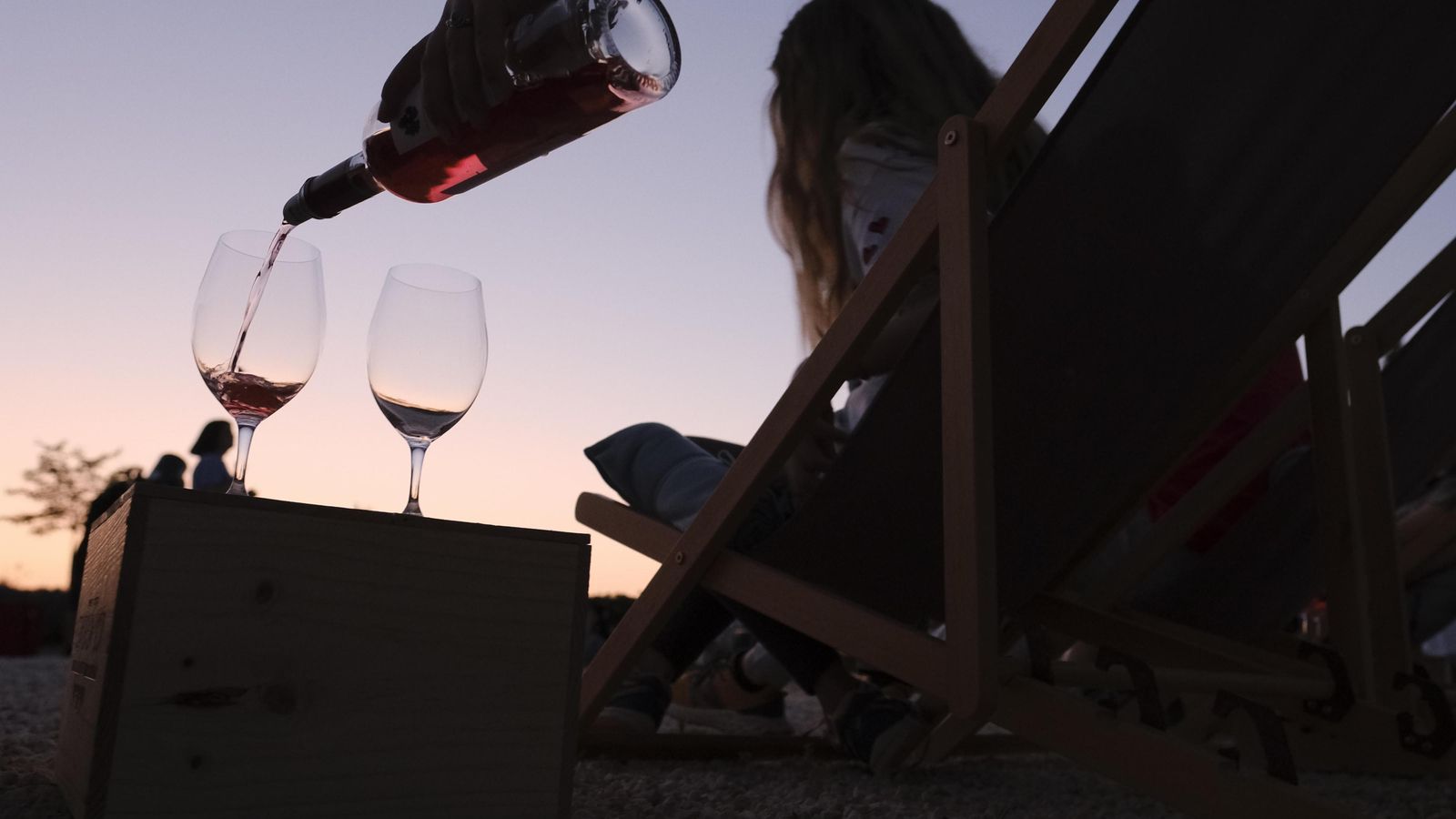 Durante la noche se catan tres vinos de la bodega.