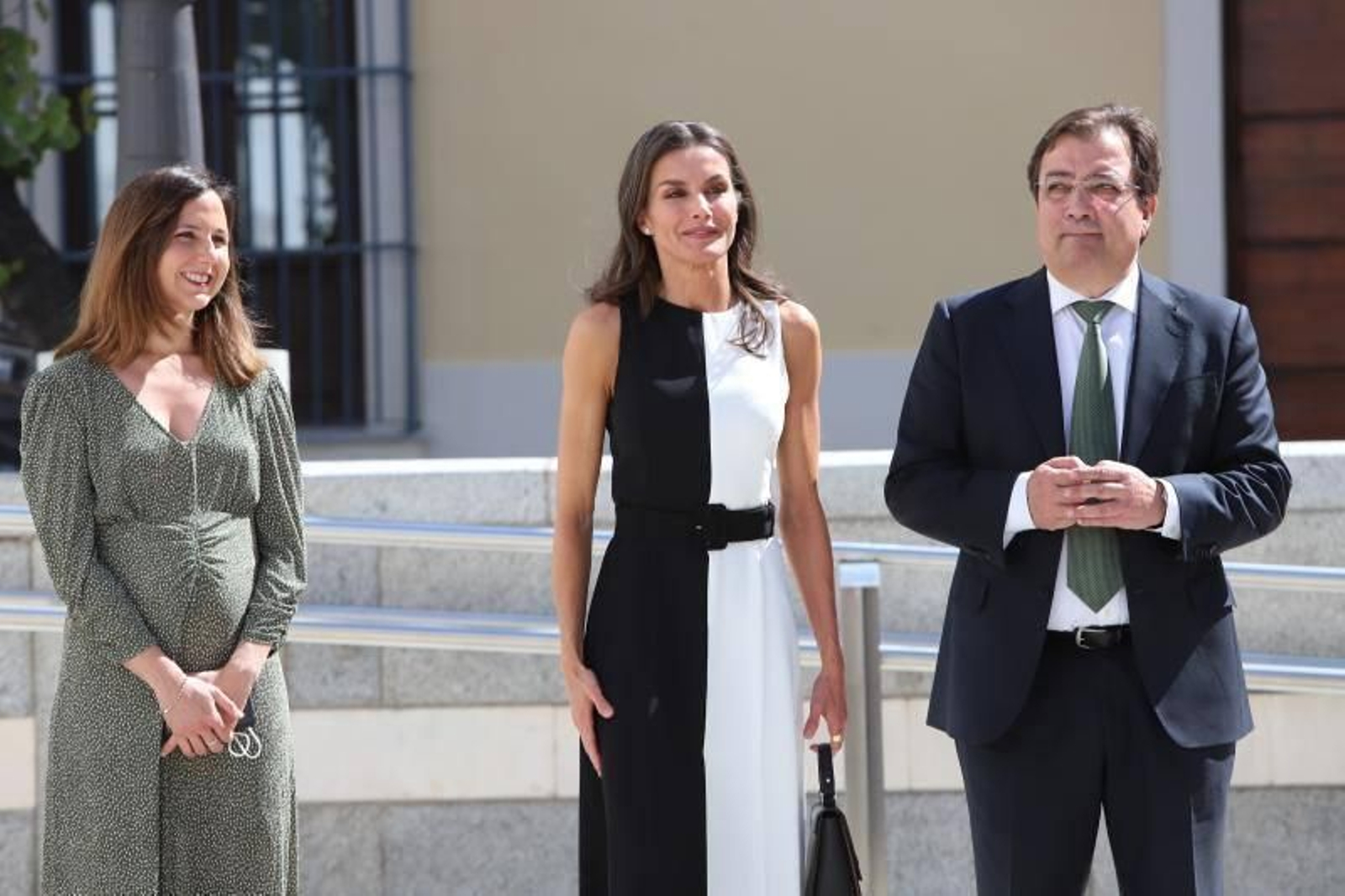 La Reina, a su llegada a un acto, con un vestido bicolor de Mango.