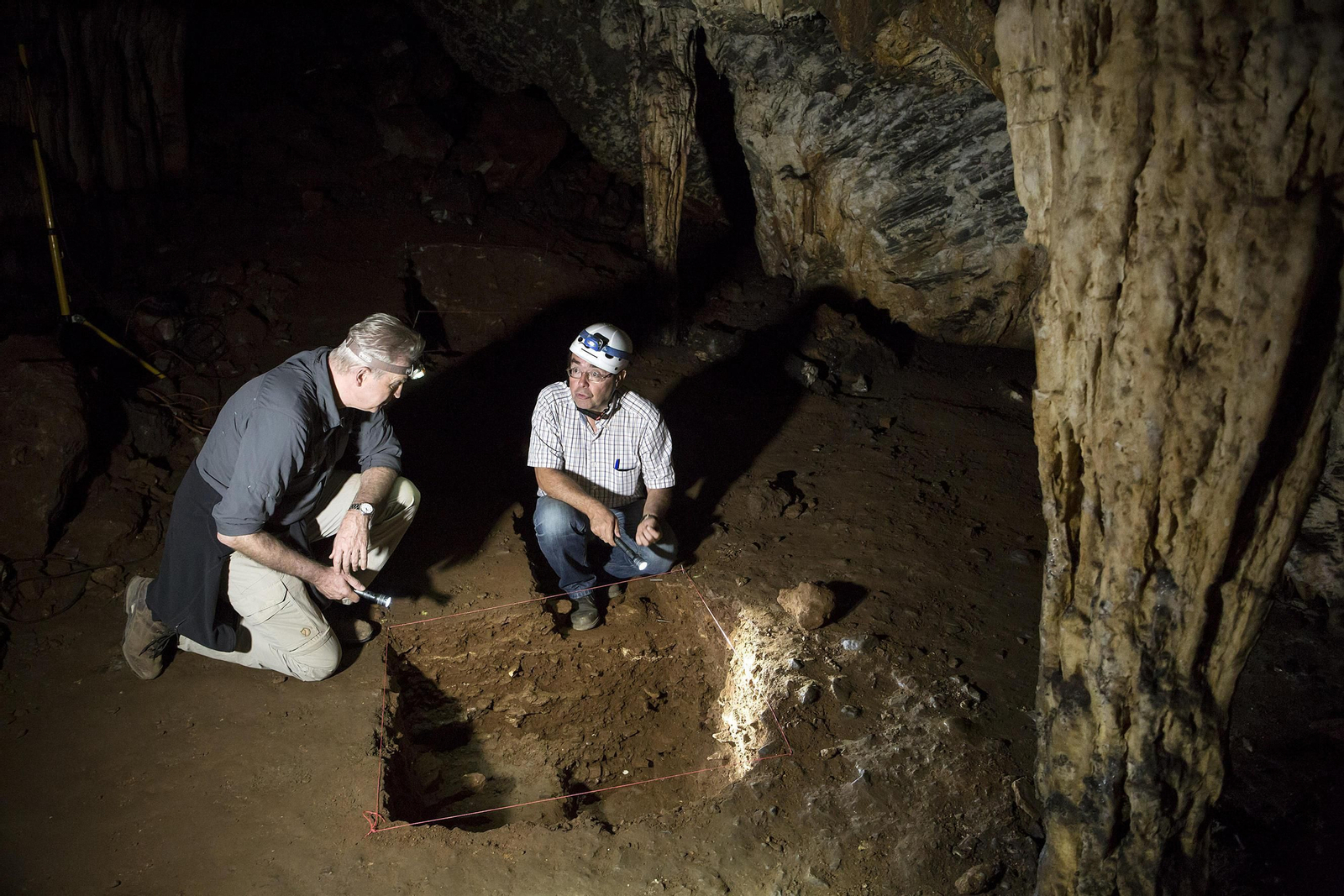 1 y 3. Trabajos en la Cueva de Ardales liderados por la Universidad de Cádiz y el Neanderthal Museum de la Universidad de Colonia. 2. Manchas rojas, realizadas con óxido de hierro, atribuidas ahora a un artista neandertal. 4. Excavación en la cueva. 5. Presentación de la investigación, ayer, en la Universidad de Cádiz. 6. Interior de la Cueva de Ardales.