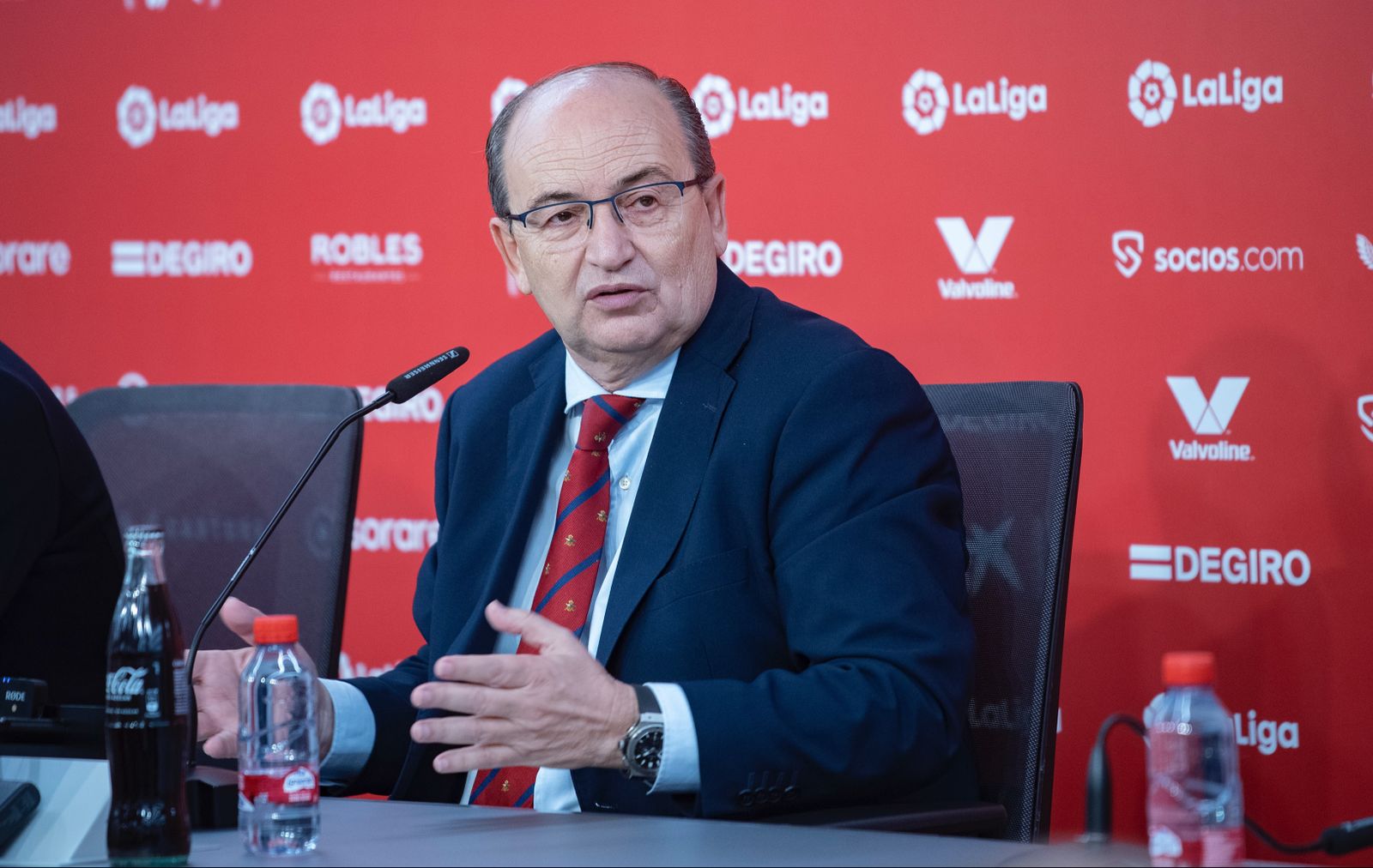 José Castro se dirige a la prensa tras presentar a Jorge Sampaoli.