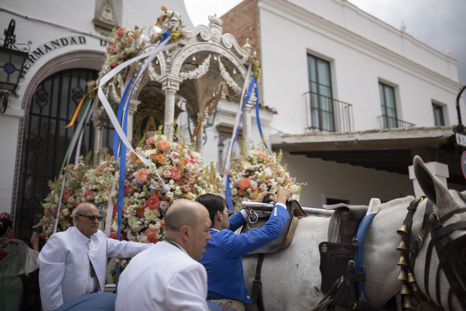 El Rocío 2023: Imágenes de ambiente en la aldea durante la presentación de las Hermandades