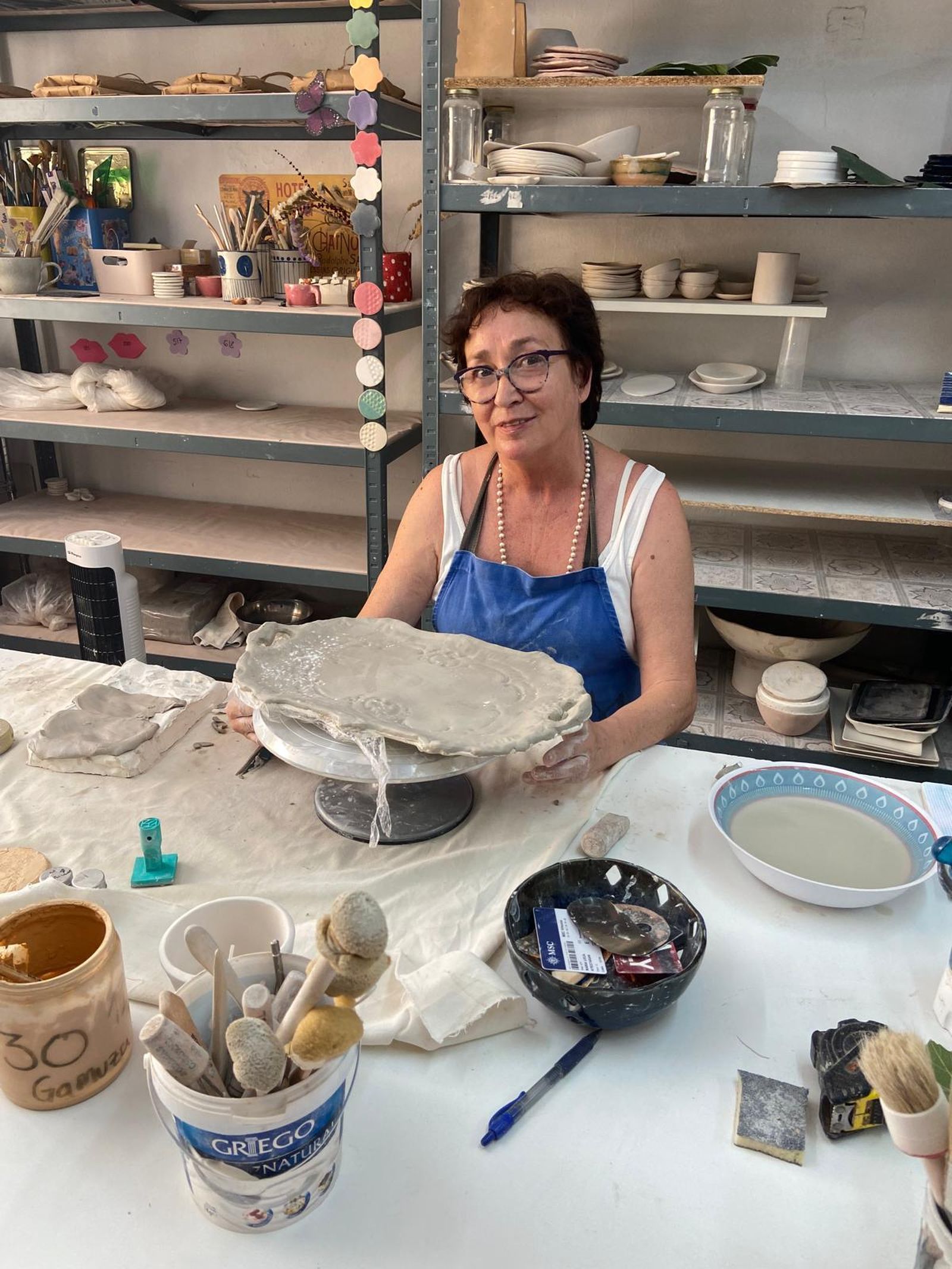 Ana Matías en su taller de cerámica.