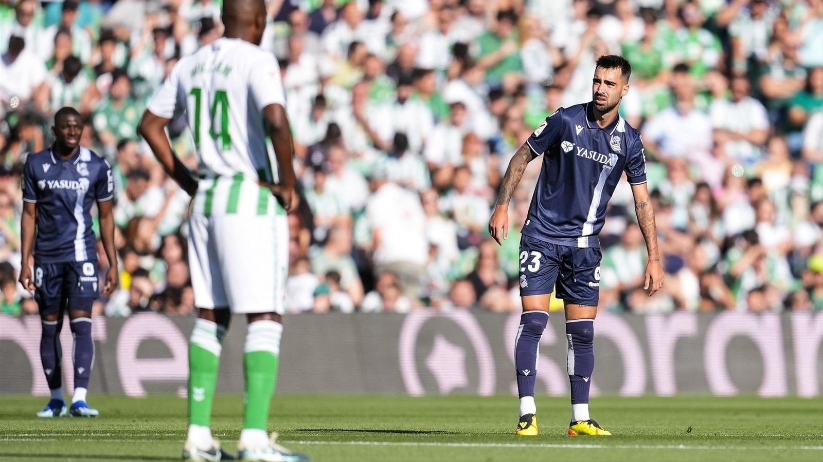 Carvalho observa a Brais Méndez antes del lanzamiento de su falta.