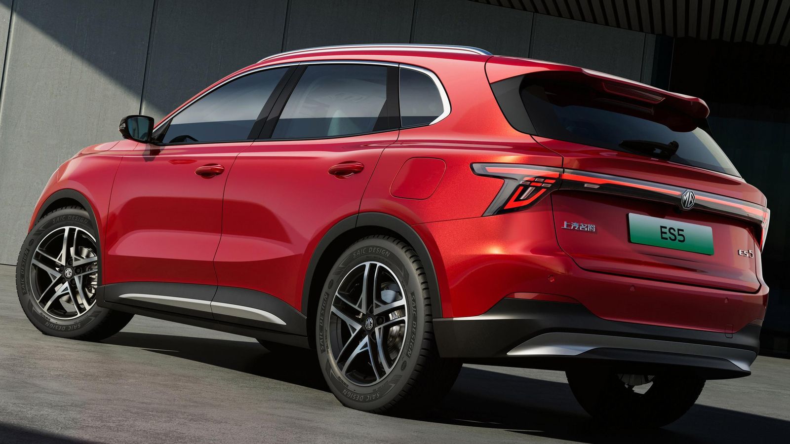 Las dimensiones del nuevo modelo son 4,48 m de longitud, 1,85 de ancho, 1,62 de altura, con una distancia entre ejes de 2,73 m, es decir, uno 3 cm mayor que la del MG4 con la misma plataforma.