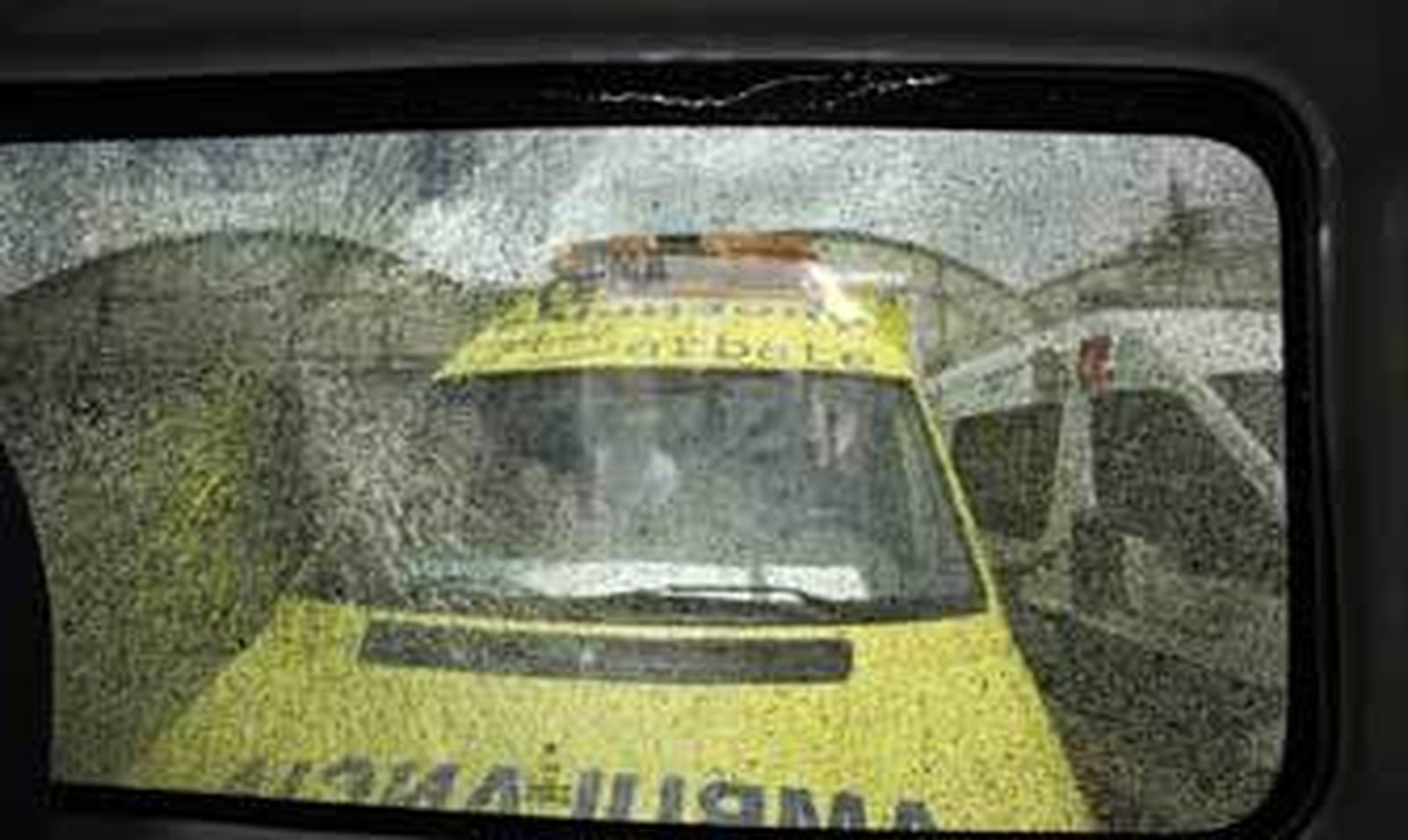 El cristal trasero destrozado de uno de los vehículos de Ambulancias Barbate, ayer en su sede de Puerto Real. /Fito Carreto