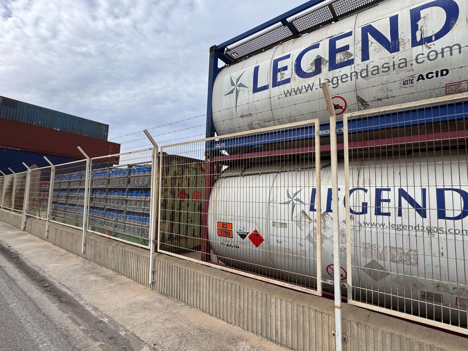 Imagen tomada por los usuarios de Puerto América en la que se observan las cargas consideradas por el puerto de Cádiz como peligrosas