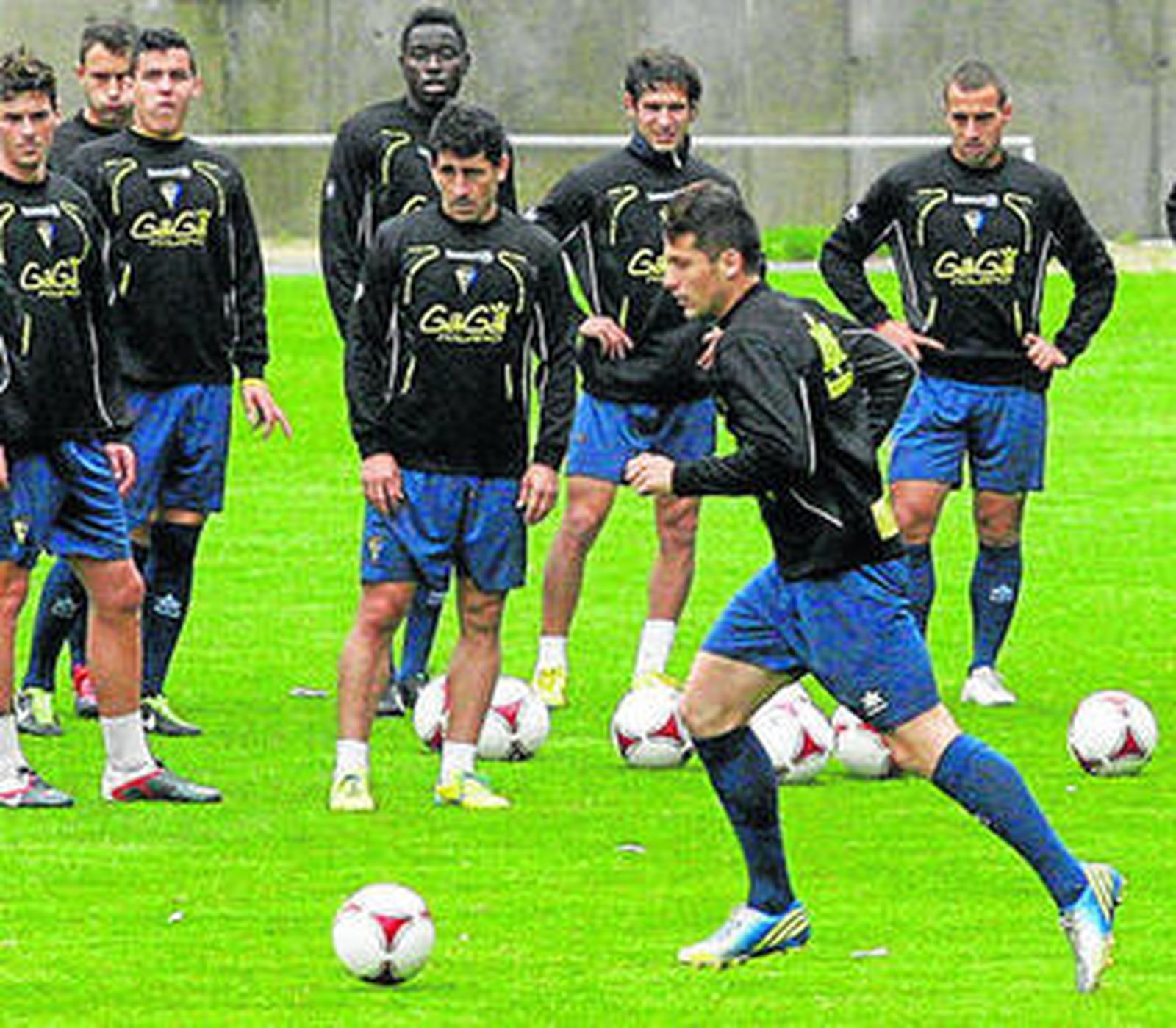 Granell avanza con el esférico ante la mirada de varios compañeros.