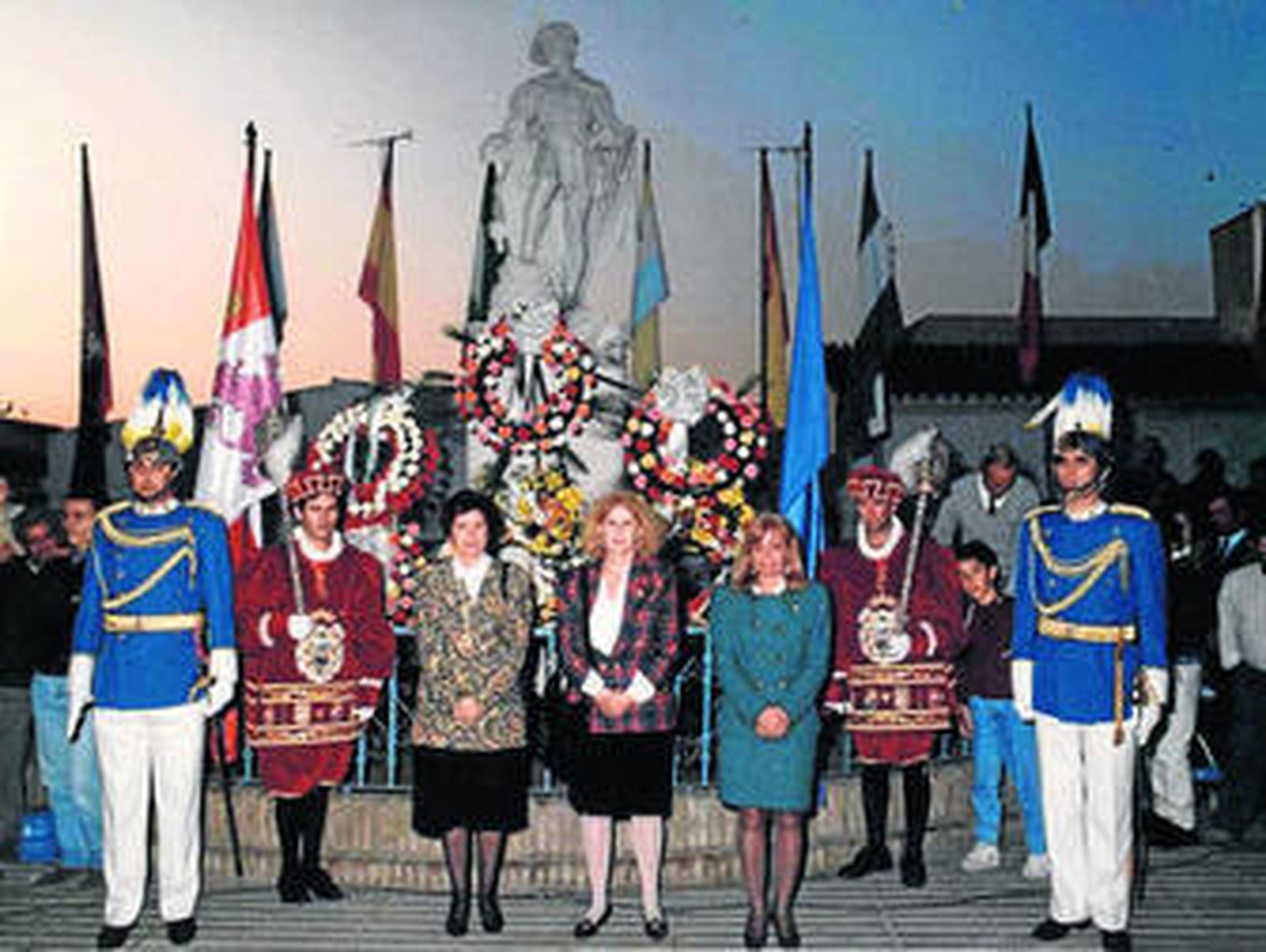 La duquesa de Alba posa junto a Pilar Pulgar ante la estatua de Martín Alonso Pinzón en marzo de 1992.