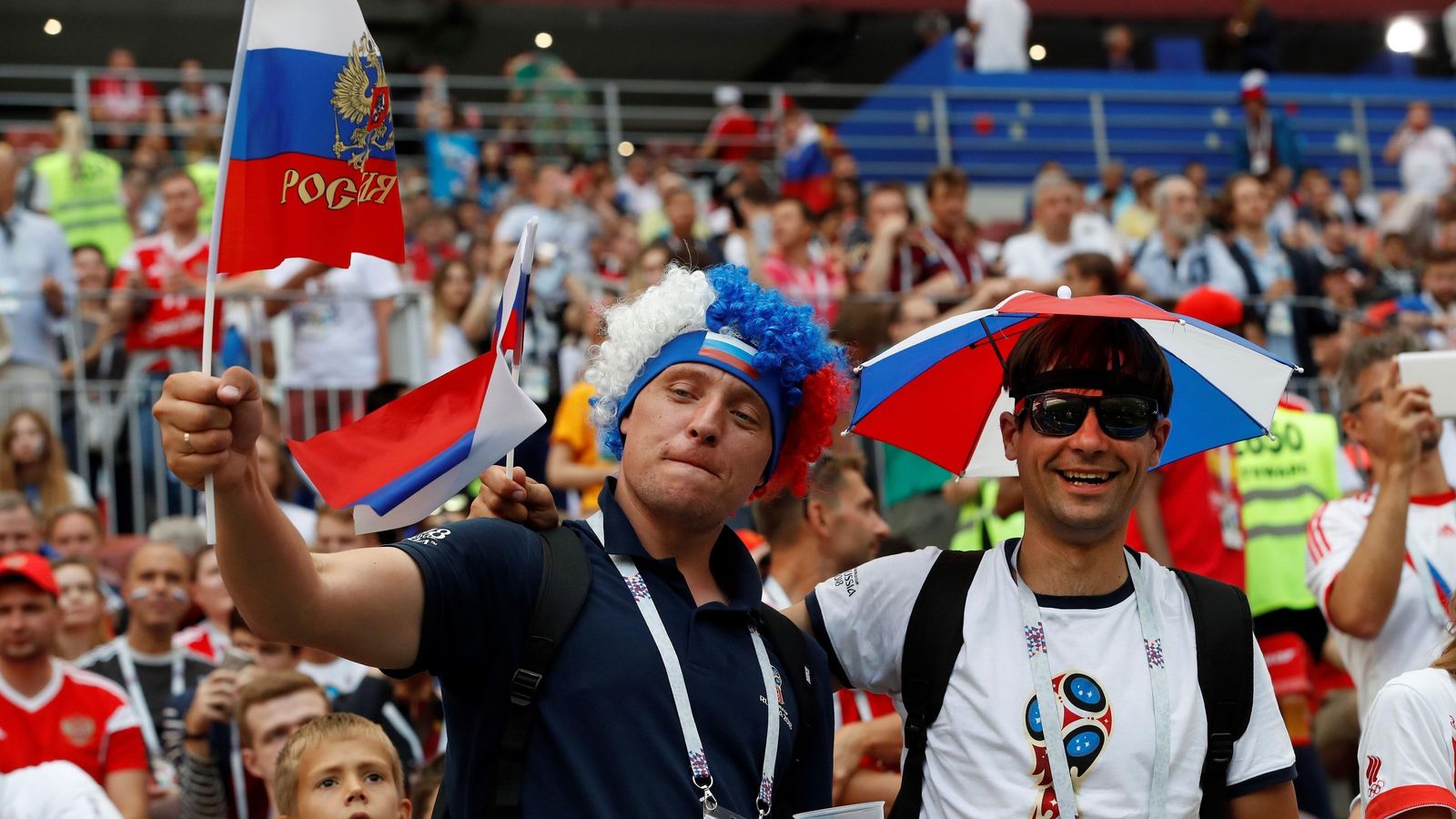 Aficionados españoles y rusas muestran sus banderas en los alrededores del estadio Luznniki.