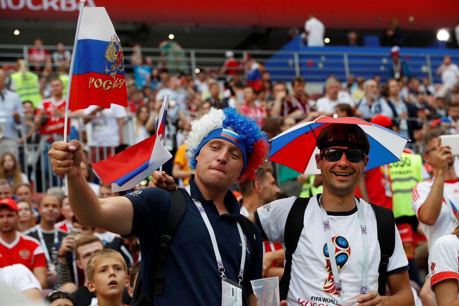 Aficionados españoles y rusas muestran sus banderas en los alrededores del estadio Luznniki.