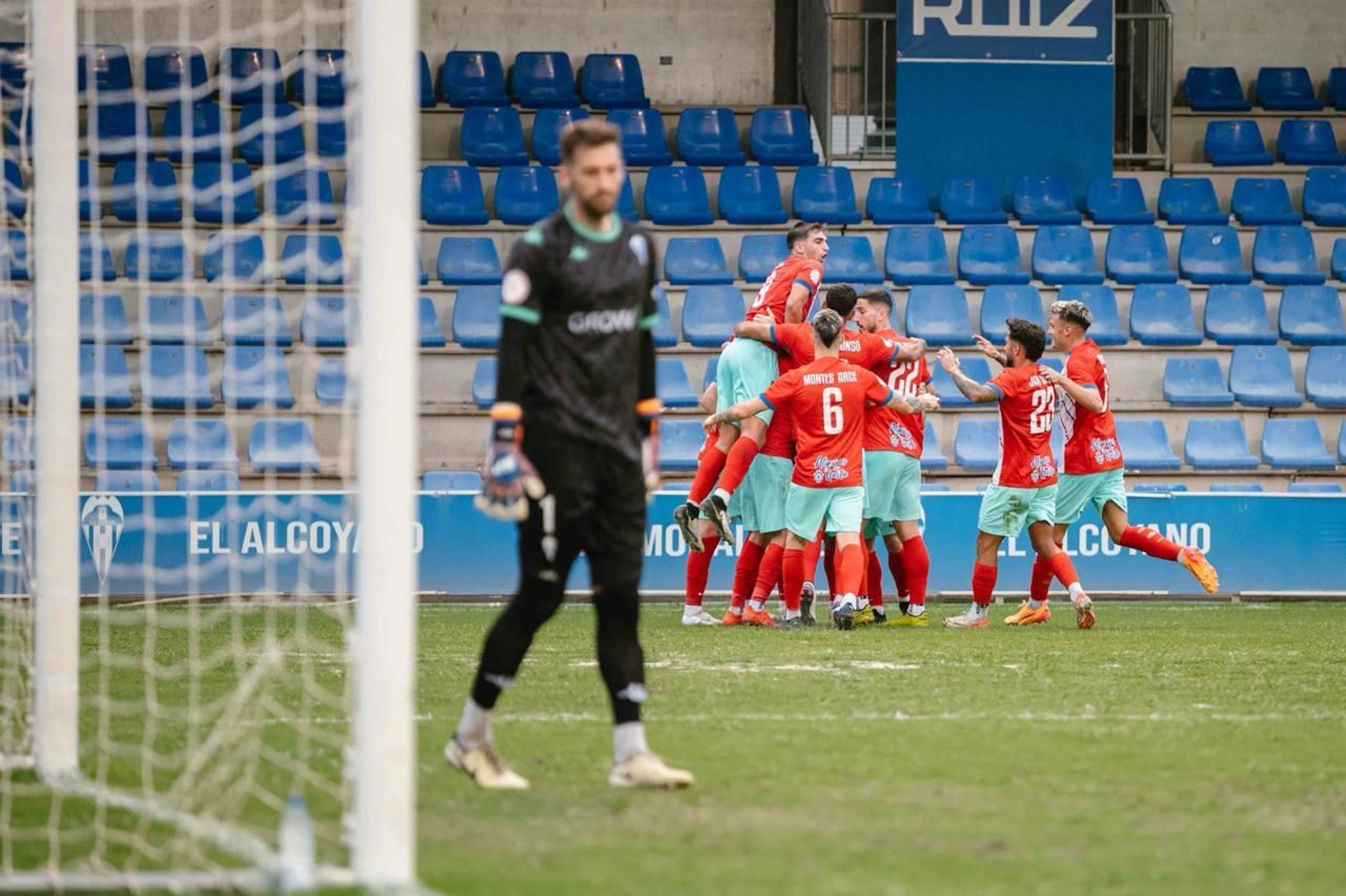 Los jugadores del Algeciras celebran el gol de Rodrigo Escudero