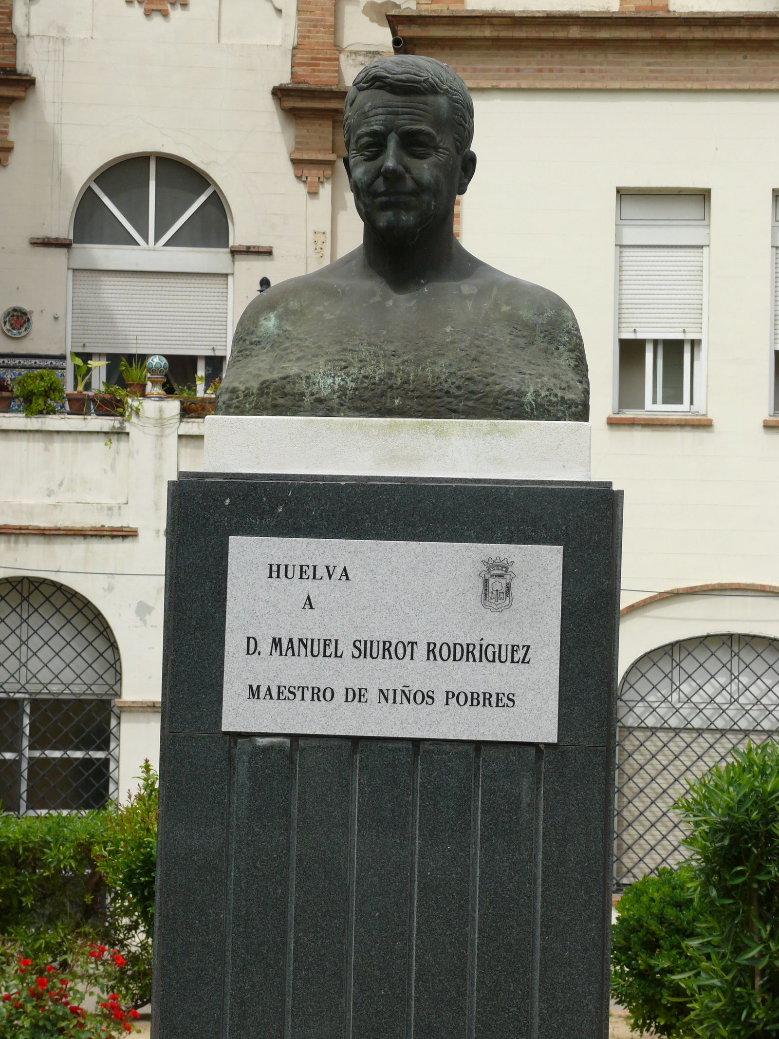 "Huelva a D. Manuel Siurot Rodríguez. Maestro de niños pobres".