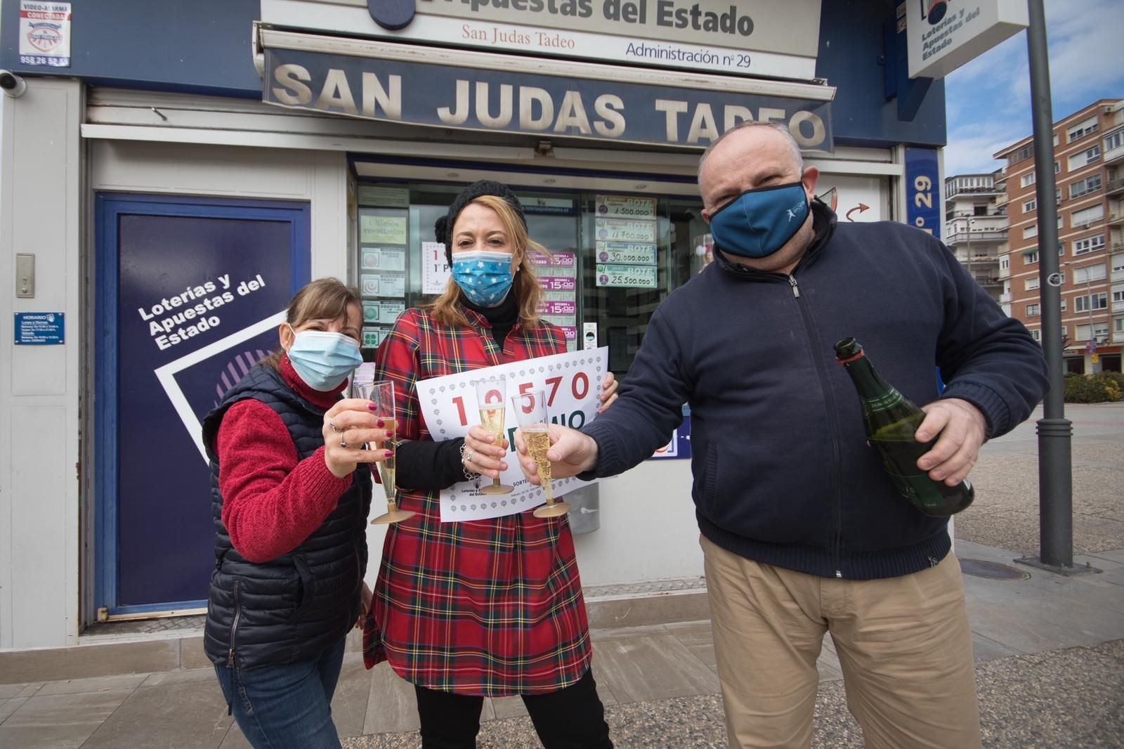 El lotero granadino Juan Ogáyar, junto a sus familiares, tras conocer que ha vendido el Primer Premio del Sorteo del Niño.