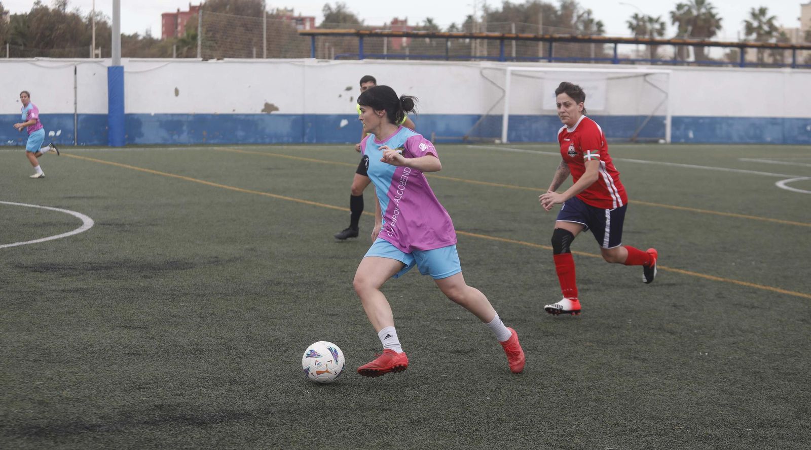 Las fotos de la primera jornada de la Liga Nacional de fútbol para veteranas, en La Línea