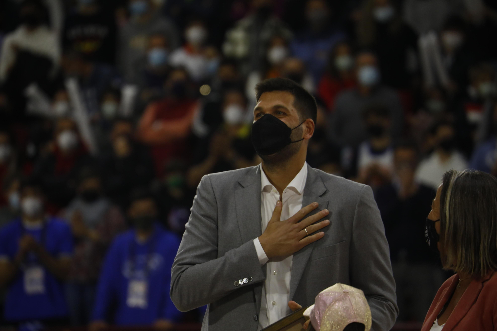 Felipe Reyes recibe la ovación de Vista Alegre durante el España - Ucrania.