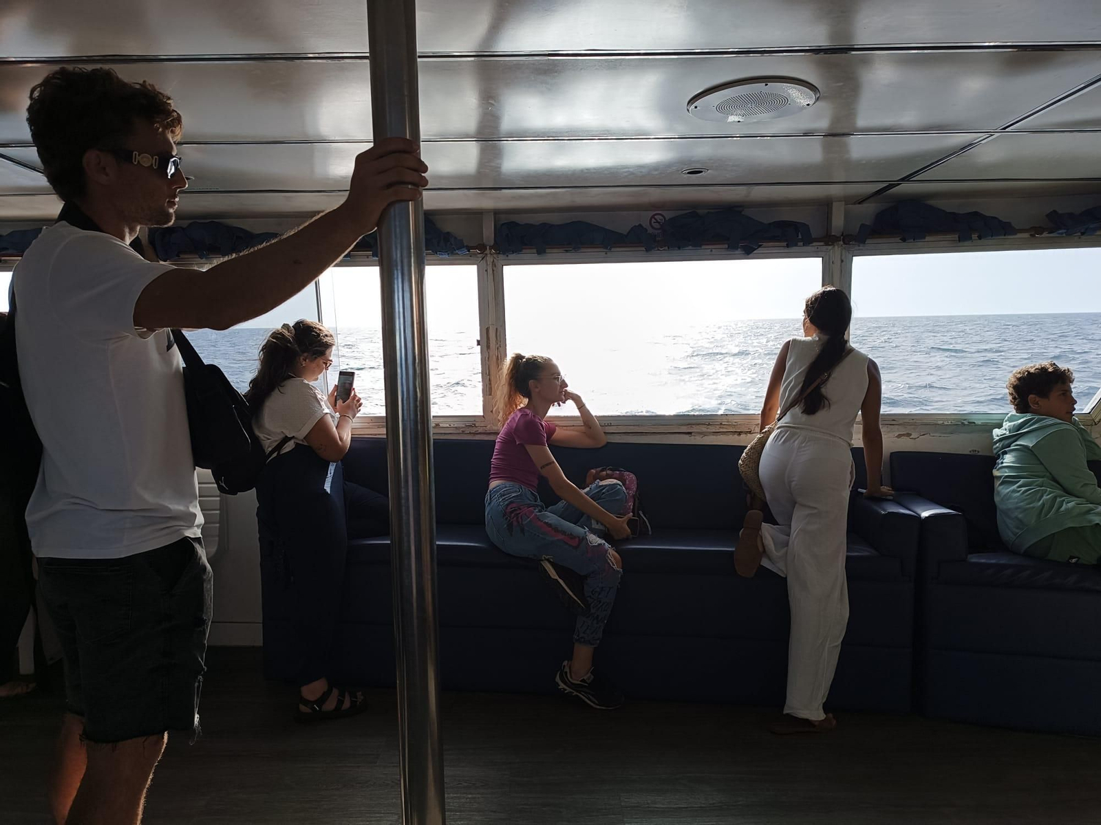 Avistamiento de cetáceos y aves por el Estrecho