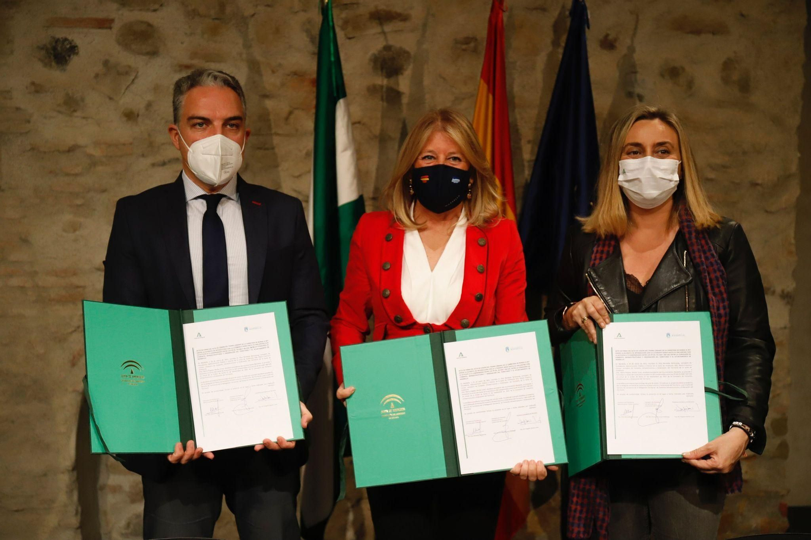 Los consejeros y la alcaldesa (en el centro).