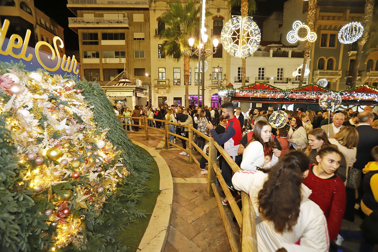 Imágenes del mercado navideño de la Plaza de Las Monjas