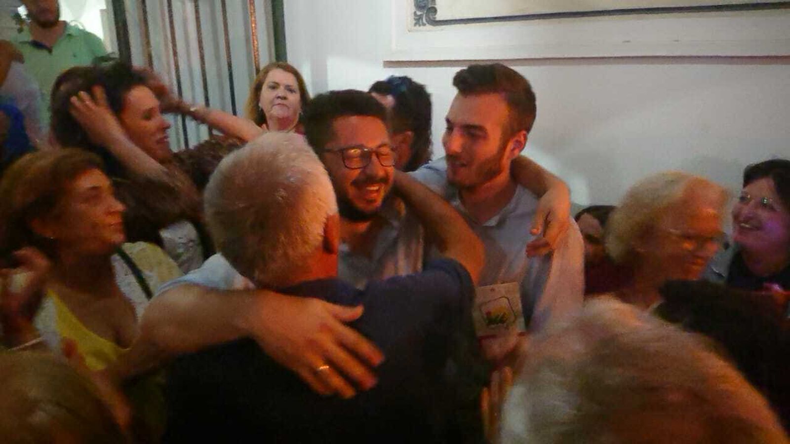 El alcalde y candidato de IU a la reelección, Jorge Rodríguez, recibiendo felicitaciones por su victoria.