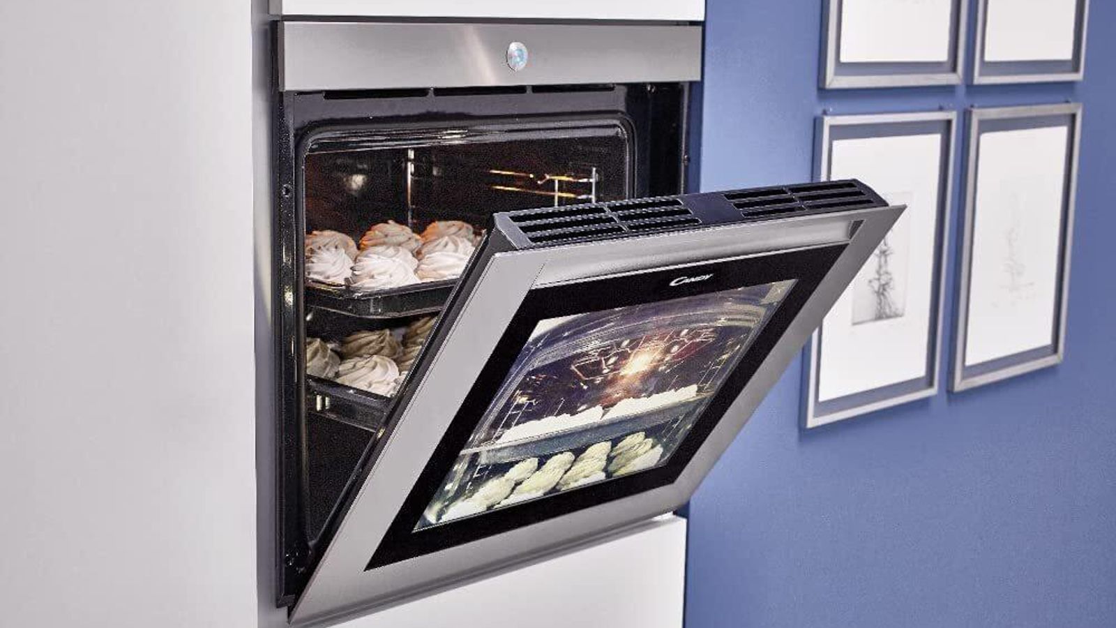 Horno multifunción con todas las bandejas ocupadas