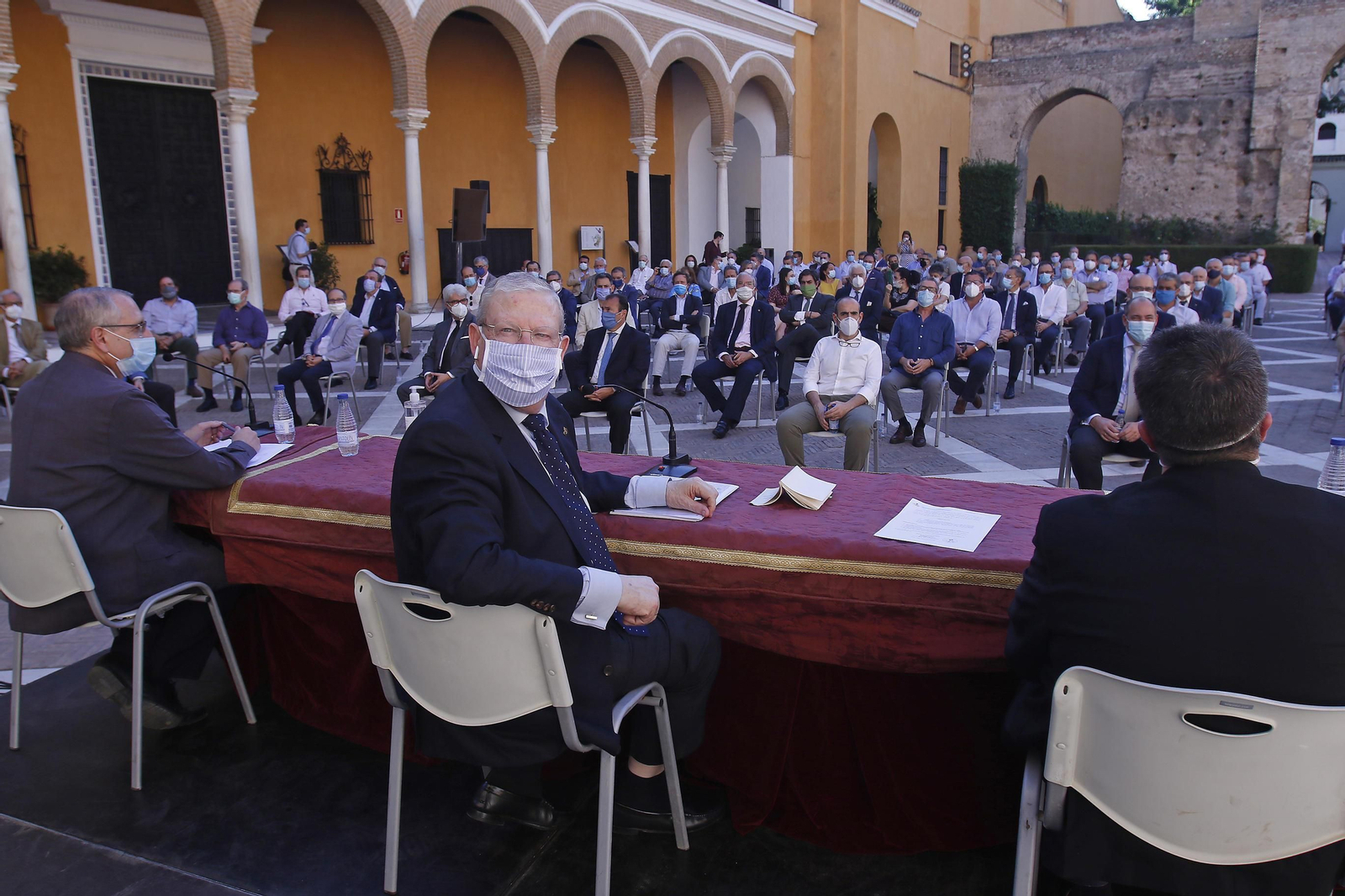 La mesa de presidencia de la asamblea de hermanos mayores